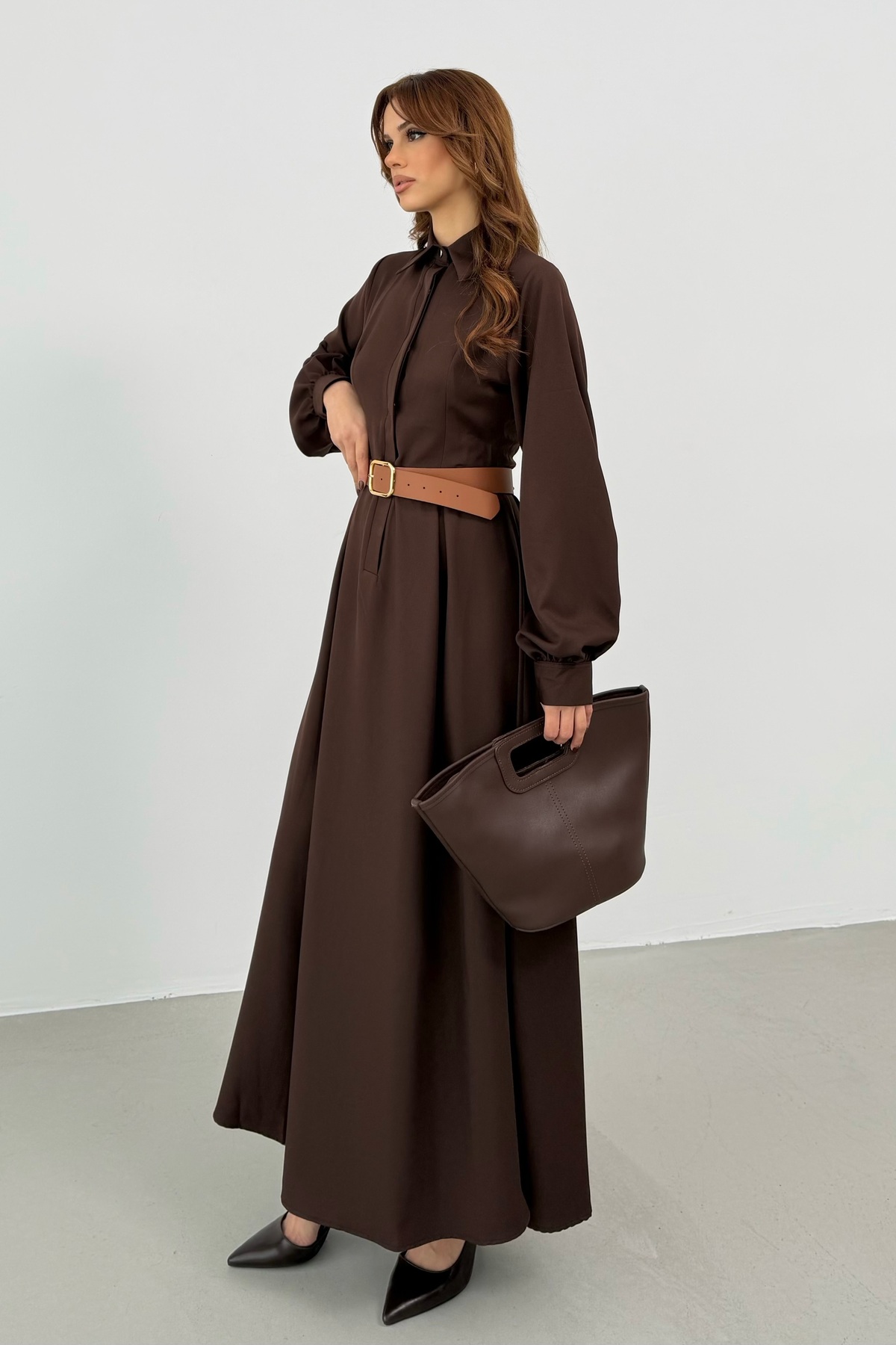 فستان نسائي بني تفاصيل حزام بأكمام بالون حرير i D...