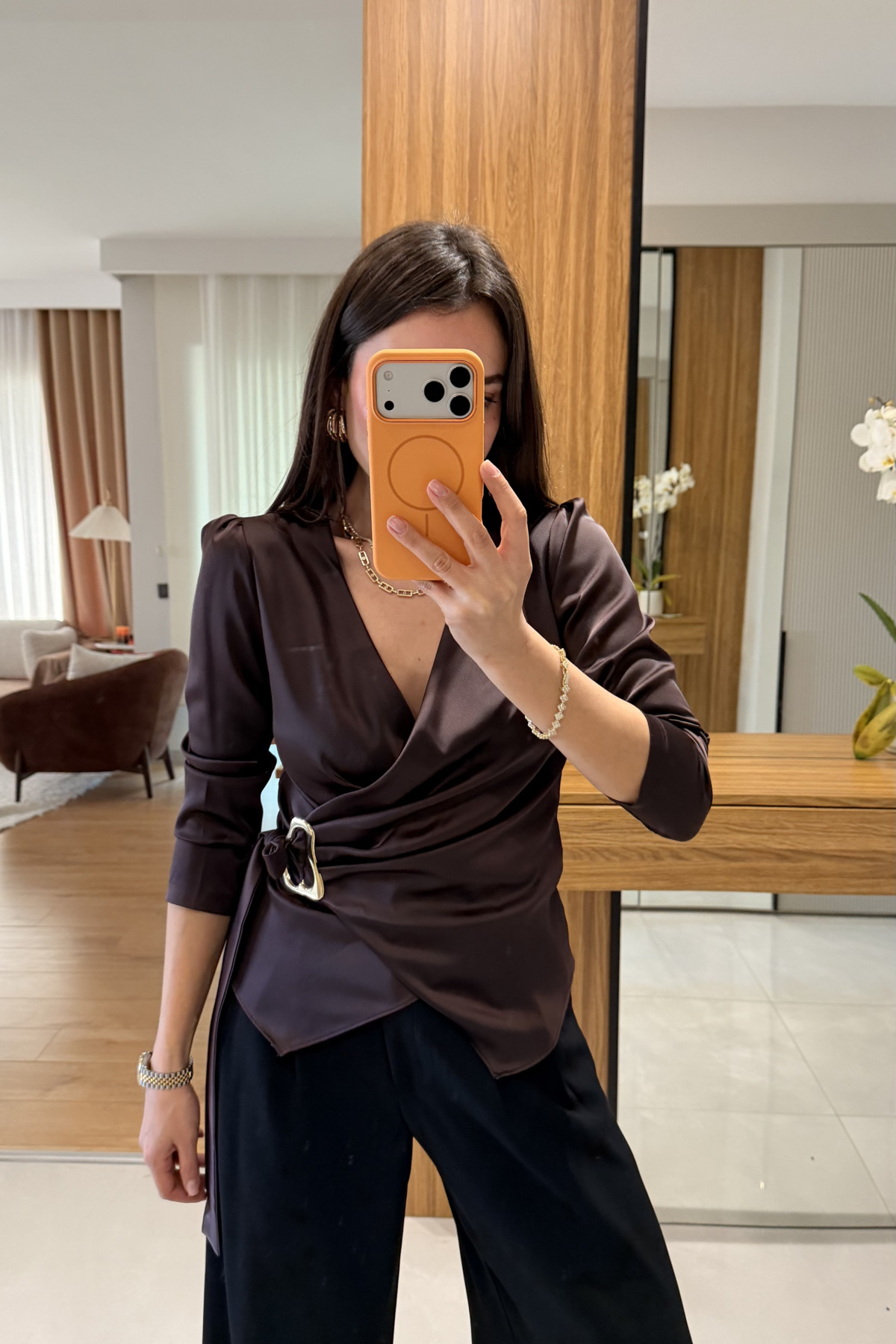 Gizem Ecemiş  Felice Kahve Tokalı Saten Gömlek - Görsel 2