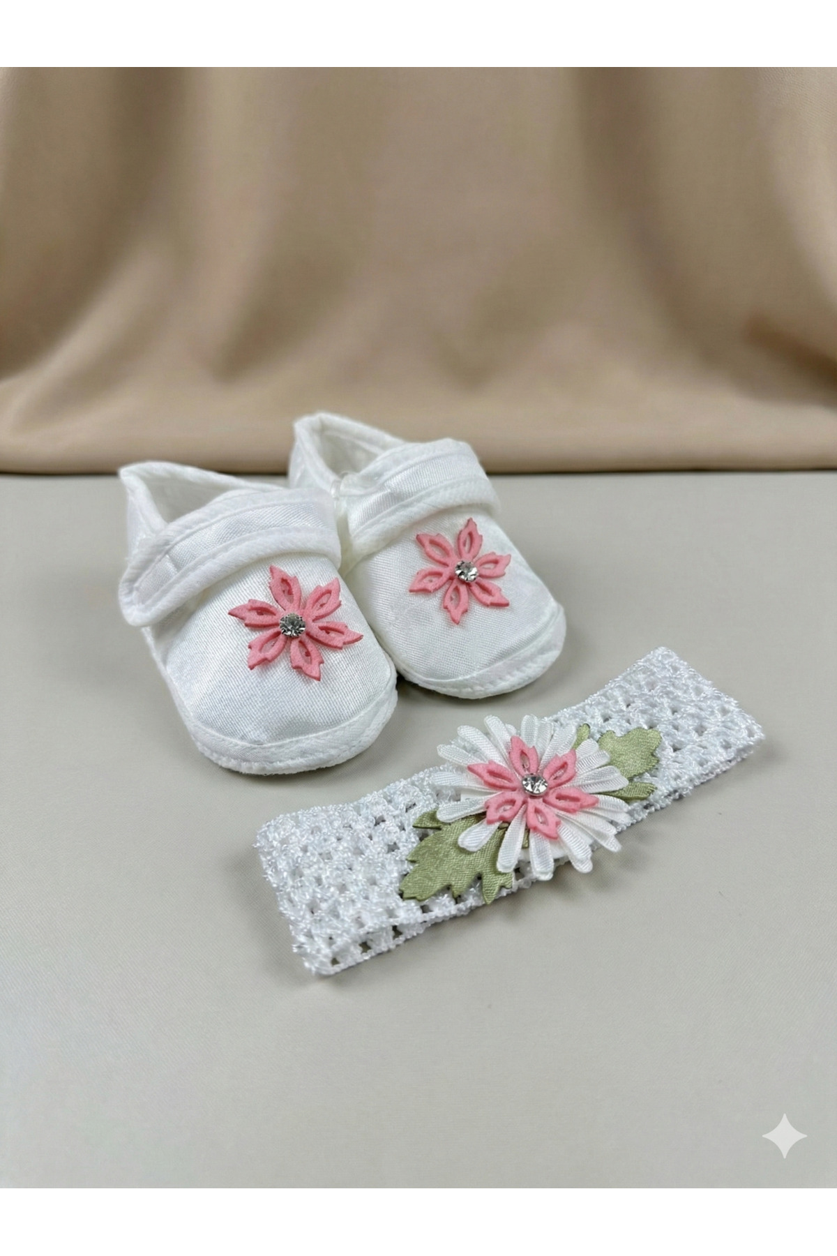 Momivi Kids Kız Bebek Beyaz Çiçek Detaylı Tüllü Elbise, Bandana ve Patik Ayakkabı Mevlüt Takımı 4'lü Set fotoğrafı 3 (önizleme)