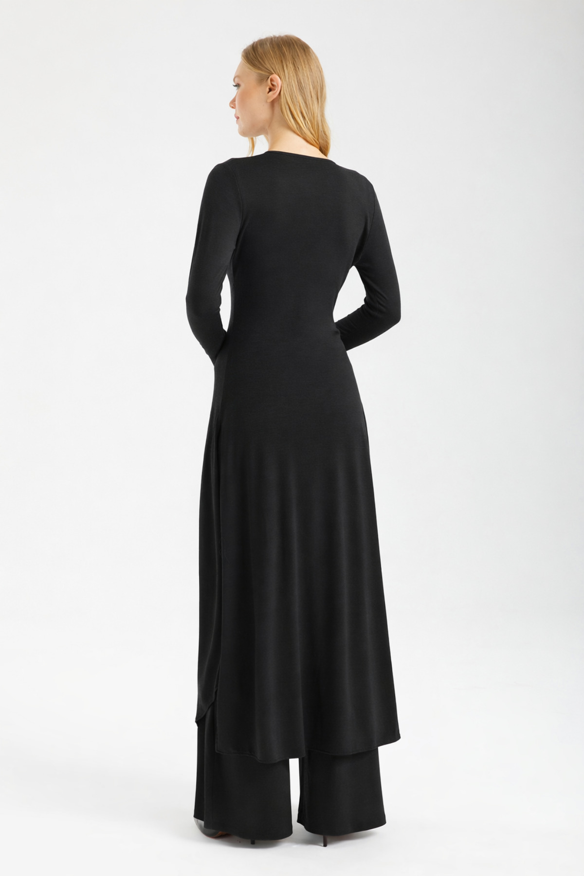 By Yaren Yazıcı  Kadın Siyah Uzun Yırtmaçlı Maxi Hırka – Bağlamalı Akışkan Form Yumuşak Doku Özel tasarım - Görsel 6