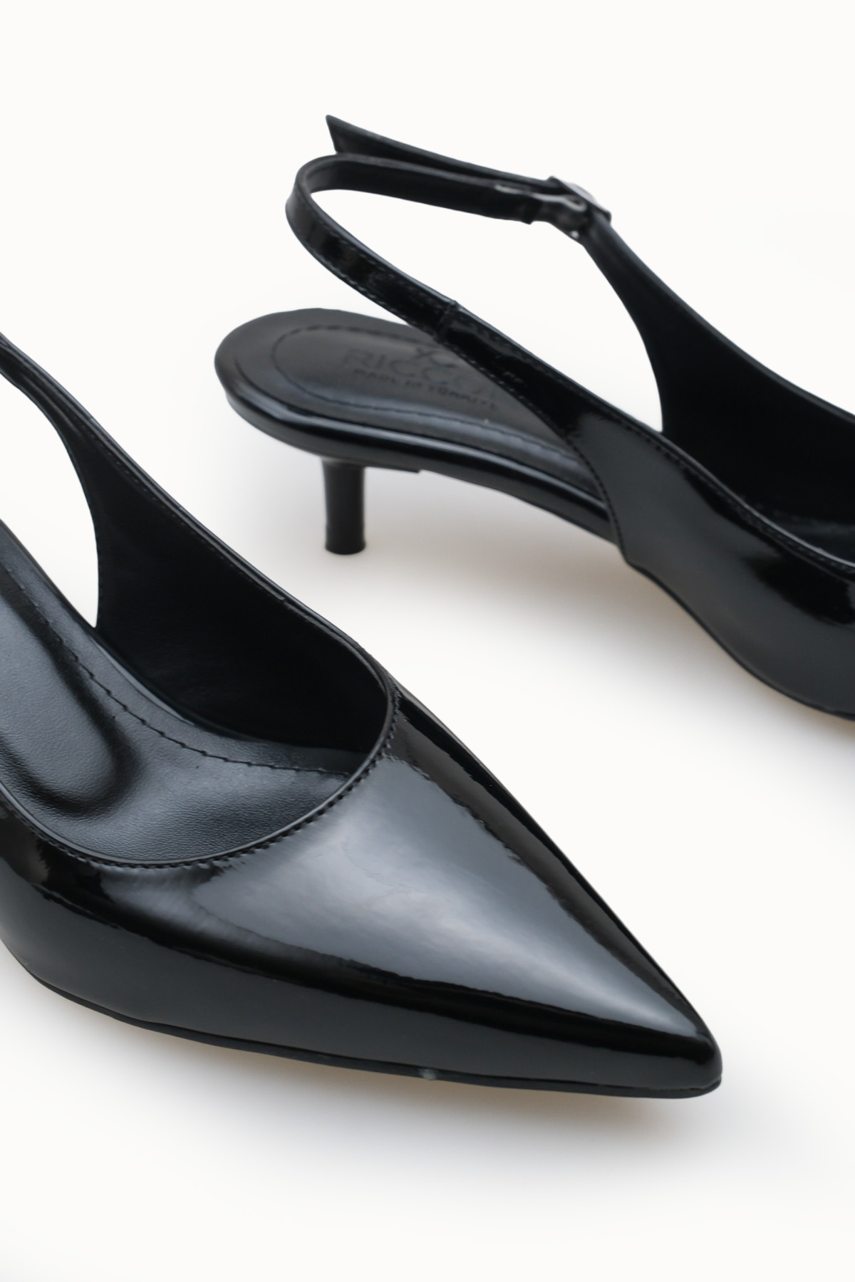 Riccon  Kadın Sivri Burunlu Arkası Açık İnce Topuklu Ayakkabı 0012200 Siyah Rugan - Görsel 2