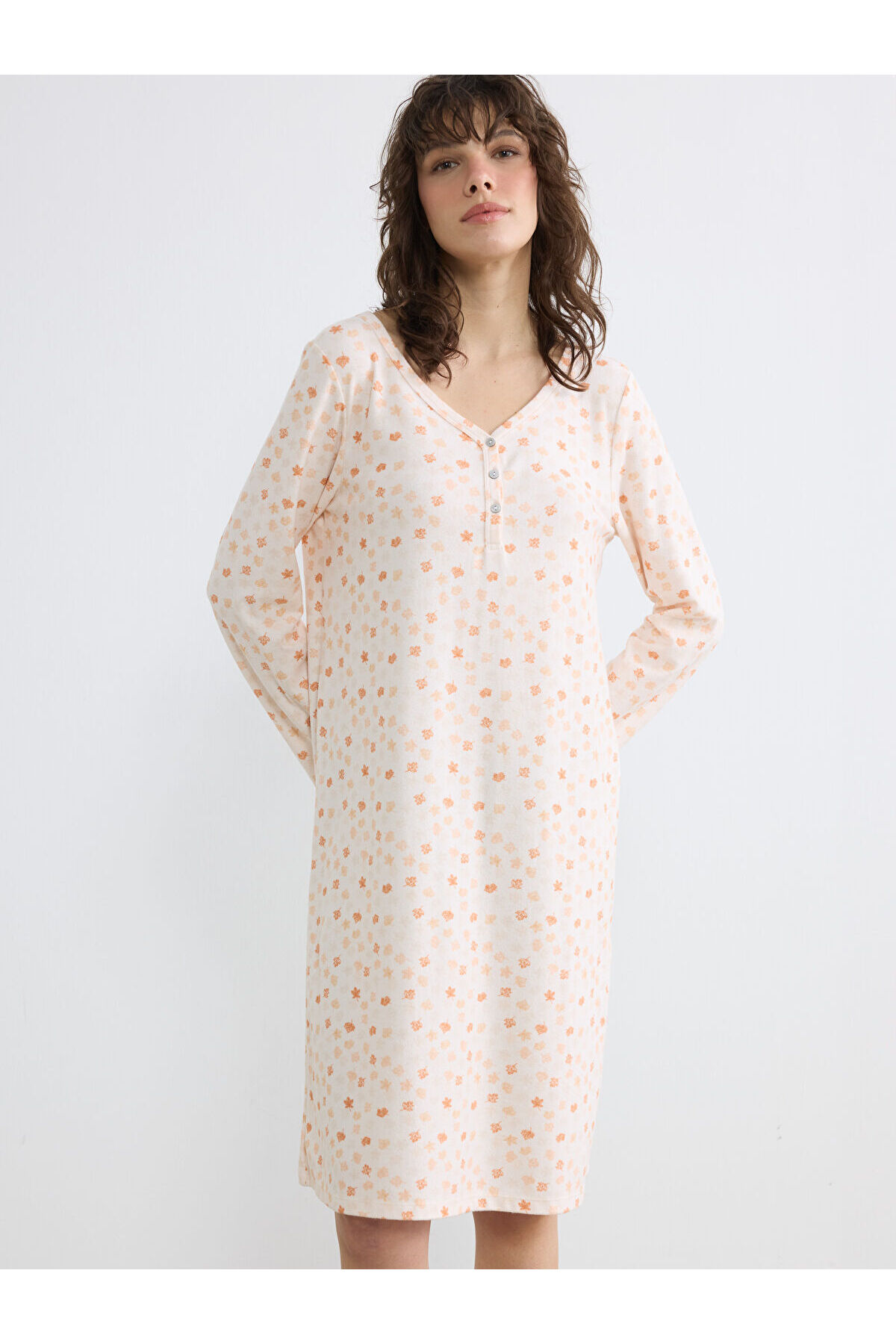 LC Waikiki Meral Collection Ekru V Yaka Çiçekli Kadın Gecelik