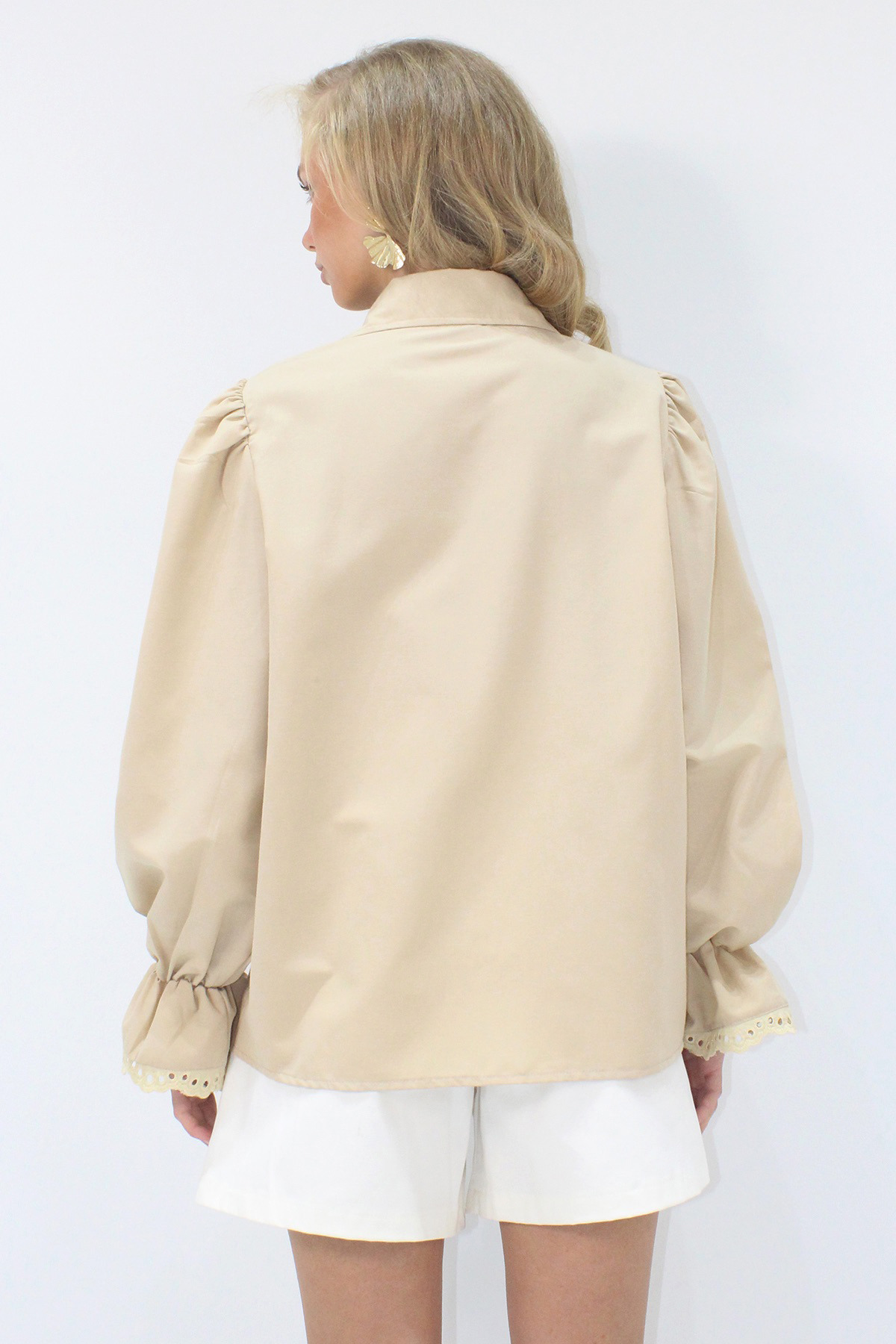 Trend Alaçatı Stili  Kadın Bej Prenses Kol Güpür Nakışlı Dokuma Gömlek Alc-X7829 - Görsel 4