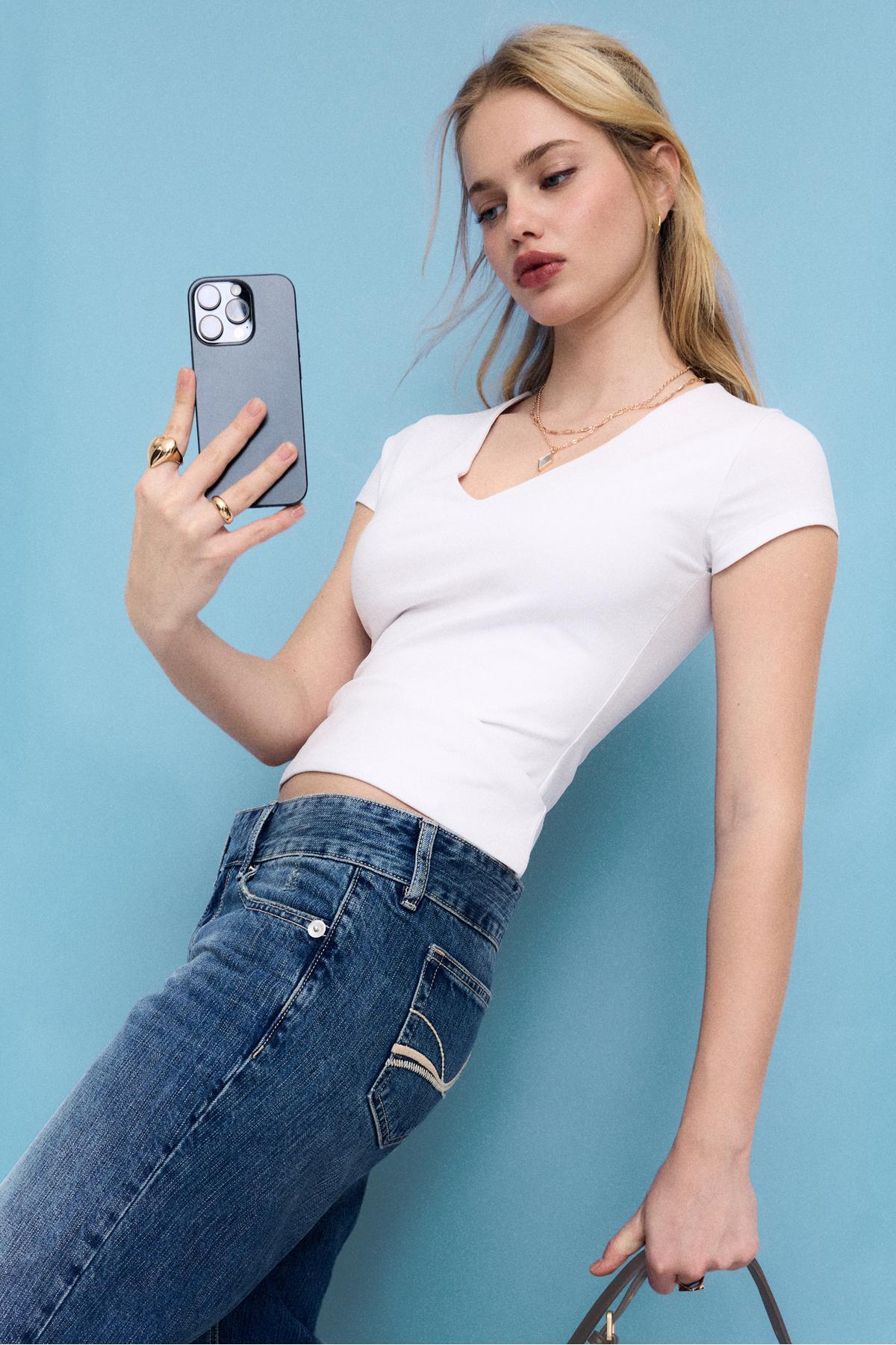 Stradivarius  Kısa kollu V yaka t-shirt - Görsel 2