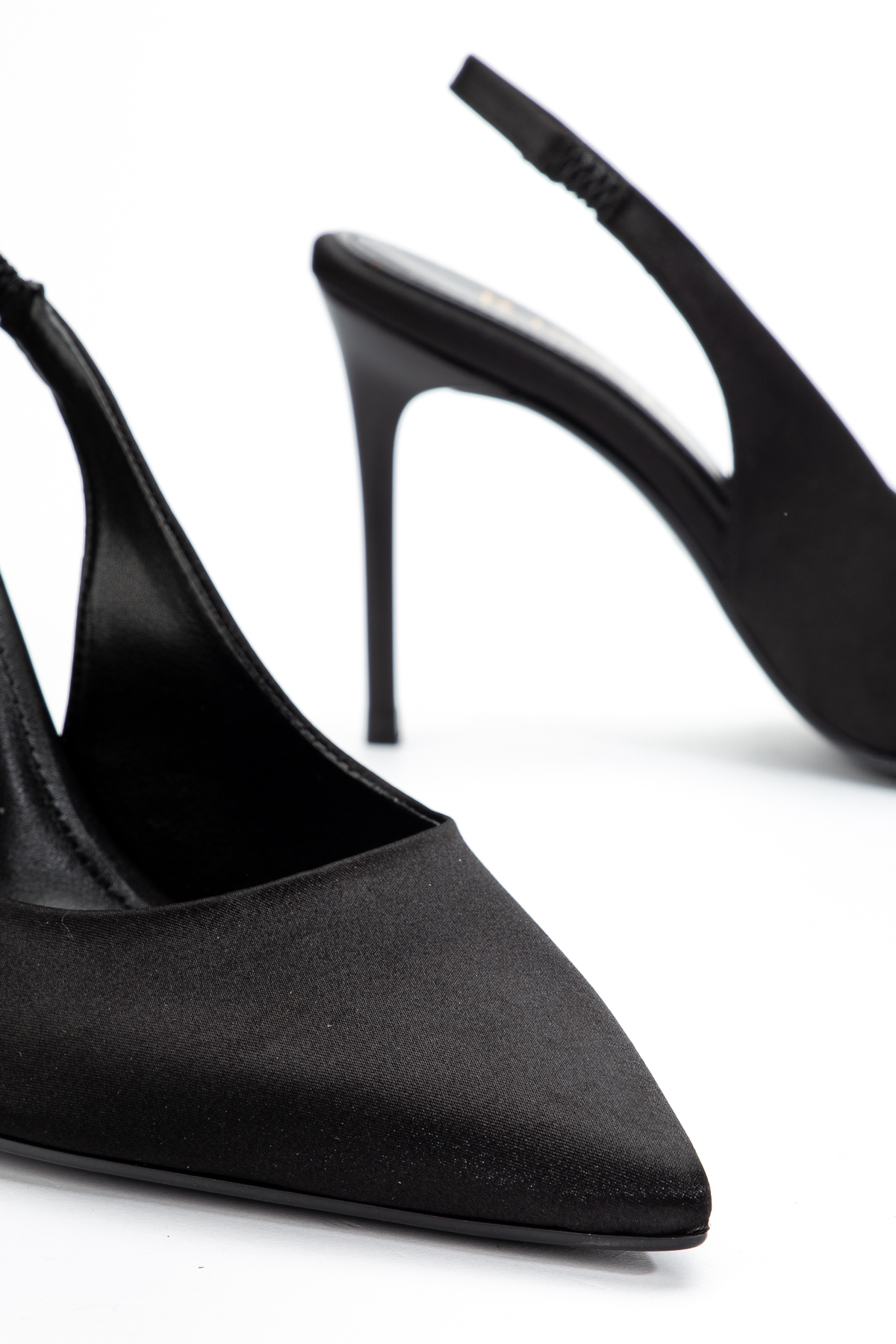RİSSOLİ  Kadın Siyah Saten Sivri Burun Arkası Açık Bilekten Lastikli Günlük Klasik Topuklu Ayakkabı - Görsel 5