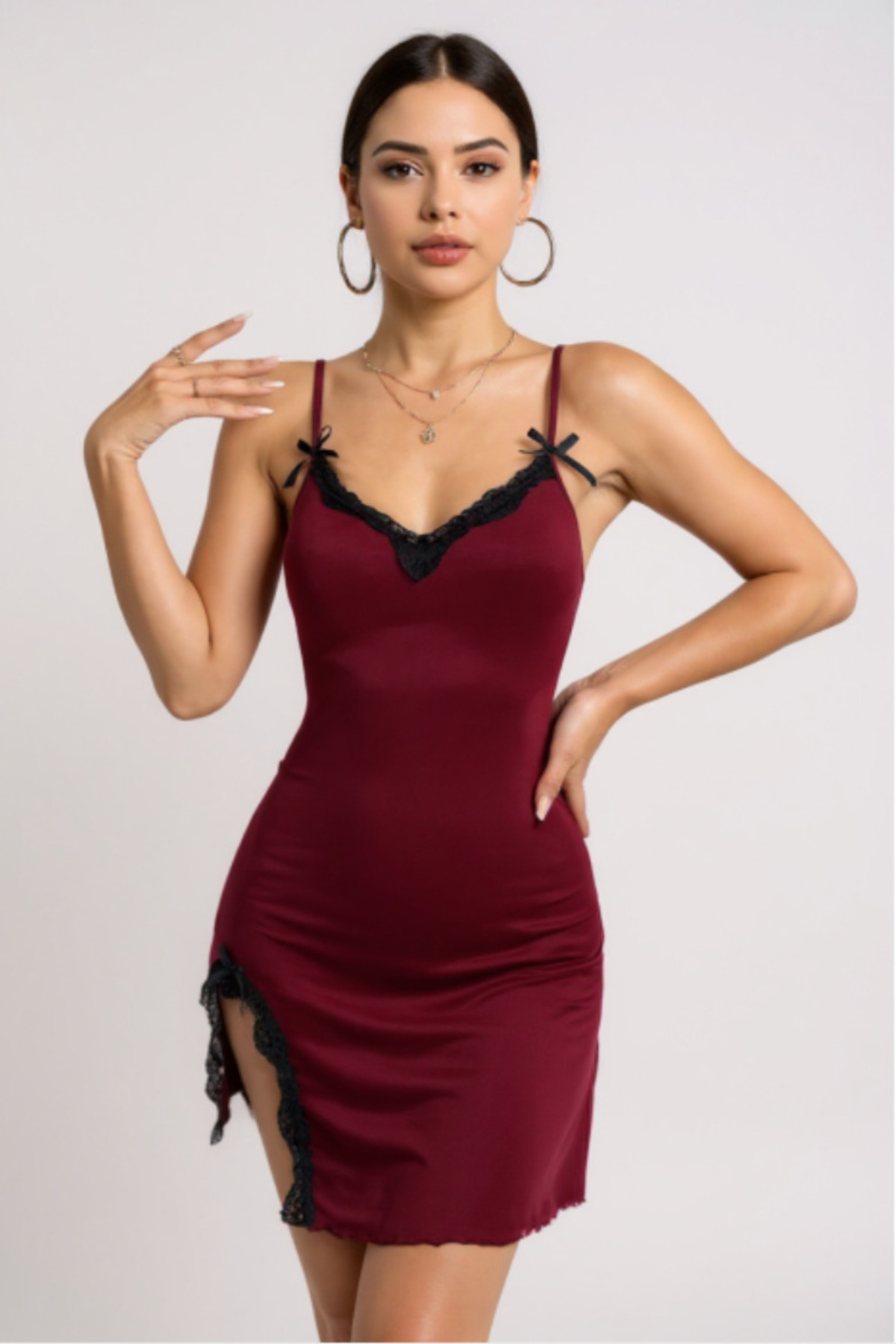 Vielove Kadın Bordo Bacak Yırtmaçlı Beyaz Dantelli ve Fiyonklu Şık Gecelik – Modern ve Şık Tasarım