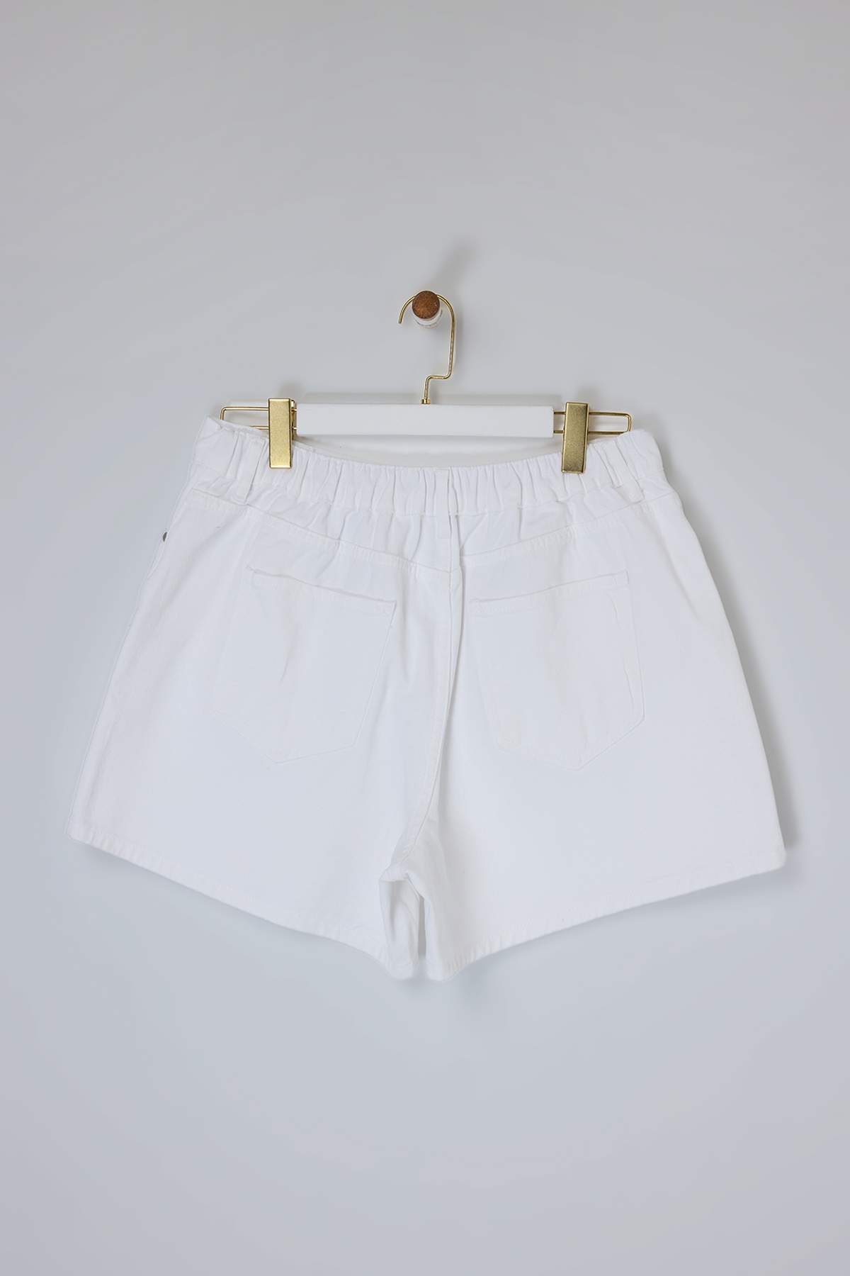 Trendyolmilla  Beyaz Lastikli Yüksek Bel Mini %100 Pamuk Non-Stretch Büyük Beden Denim Şort TBBSS26AP00011 - Görsel 6