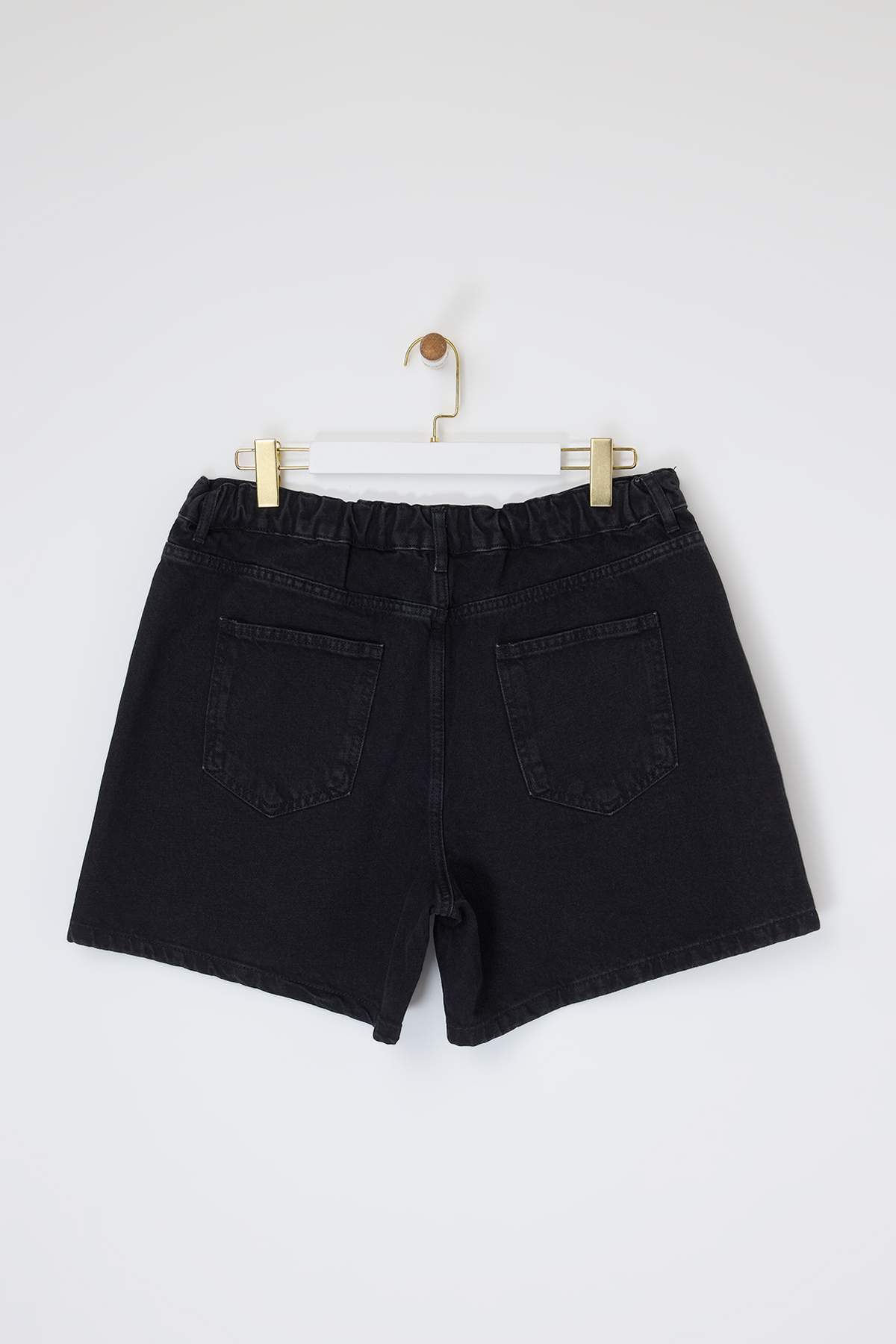 Trendyolmilla  Siyah Lastikli Yüksek Bel Mini %100 Pamuk Non-Stretch Büyük Beden Denim Şort TBBSS26AP00010 - Görsel 5