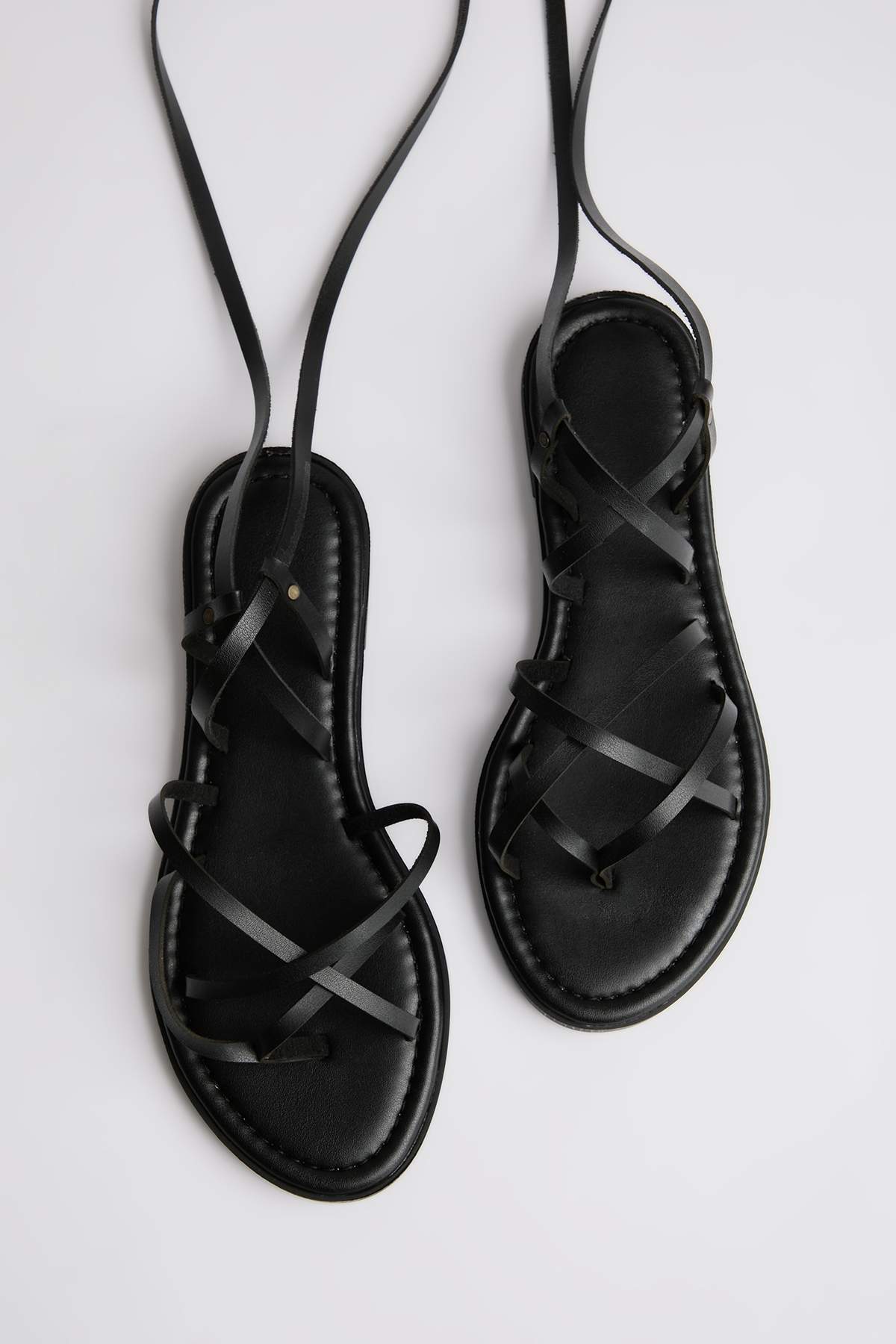 TRENDYOL SHOES Schwarze Flip-Flop-Damensandalen mit Knöchelriemen TAKSS25SD00021