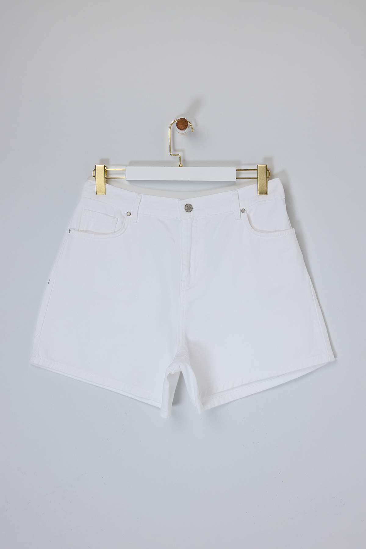 Trendyolmilla  Beyaz Lastikli Yüksek Bel Mini %100 Pamuk Non-Stretch Büyük Beden Denim Şort TBBSS26AP00011 - Görsel 4