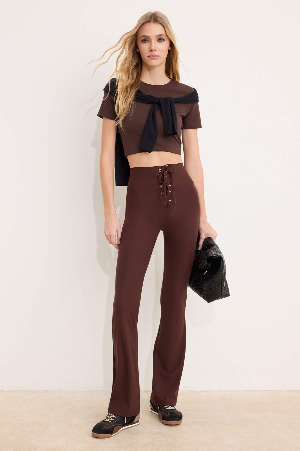 Trendyolmilla  Kahverengi Flare/İspanyol Paça Yüksek Bel Bağcıklı Uzun Fitilli Esnek Örme Pantolon TWOSS26PL00079