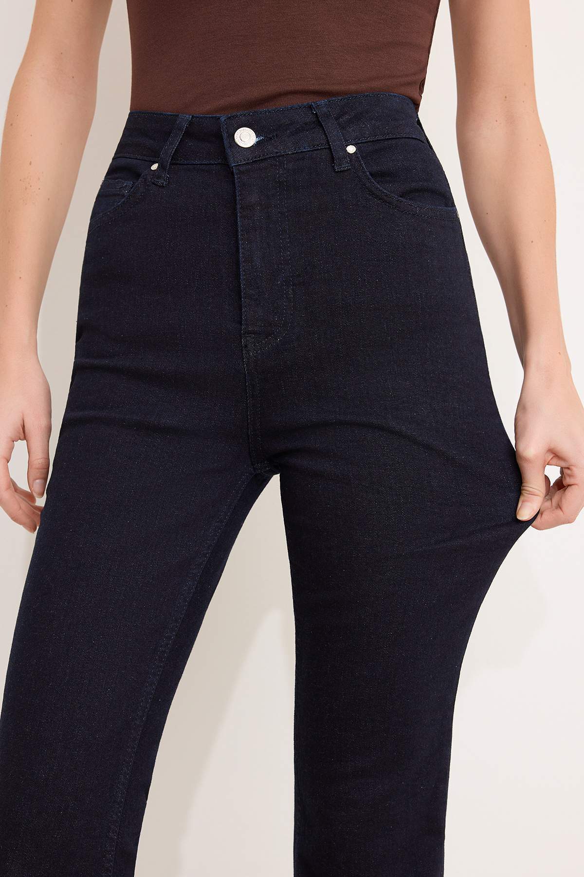 Trendyolmilla  Koyu Mavi Raw Yüksek Bel Orta Esnek Flare Uzun Boy Jeans TWOSS26JE00105 - Görsel 7