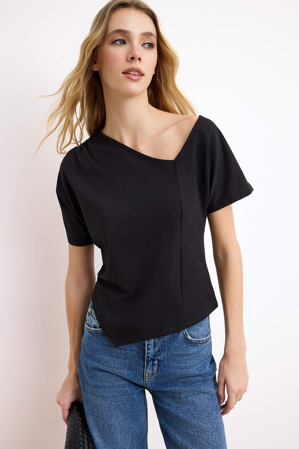 Trendyolmilla  Siyah Regular/Normal Kalıp Asimetrik Yaka Büzgülü Pamuklu Esnek Örme T-shirt TWOSS26TS00059 - Görsel 2