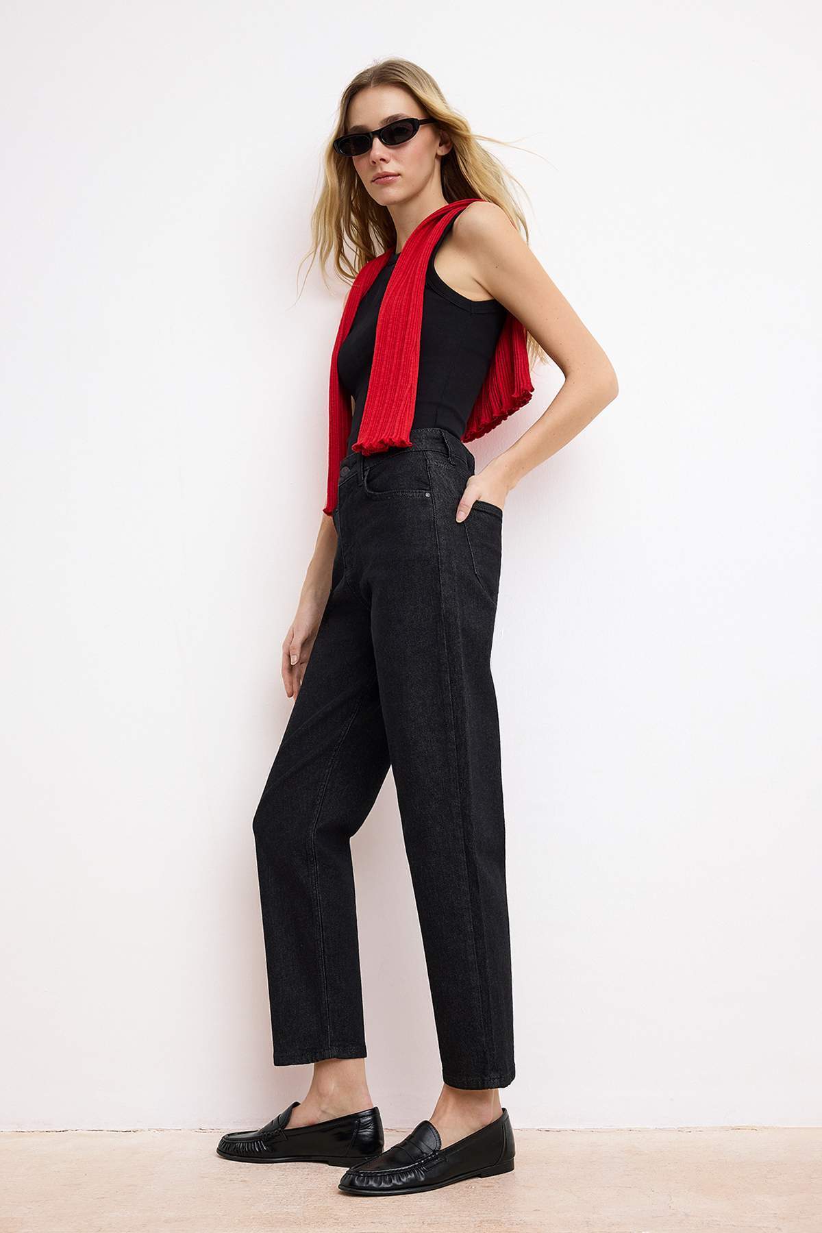 Trendyolmilla  Koyu Mavi Yüksek Bel Orta Esnek Mom Bilek Boy Jeans TWOSS26JE00110 - Görsel 2