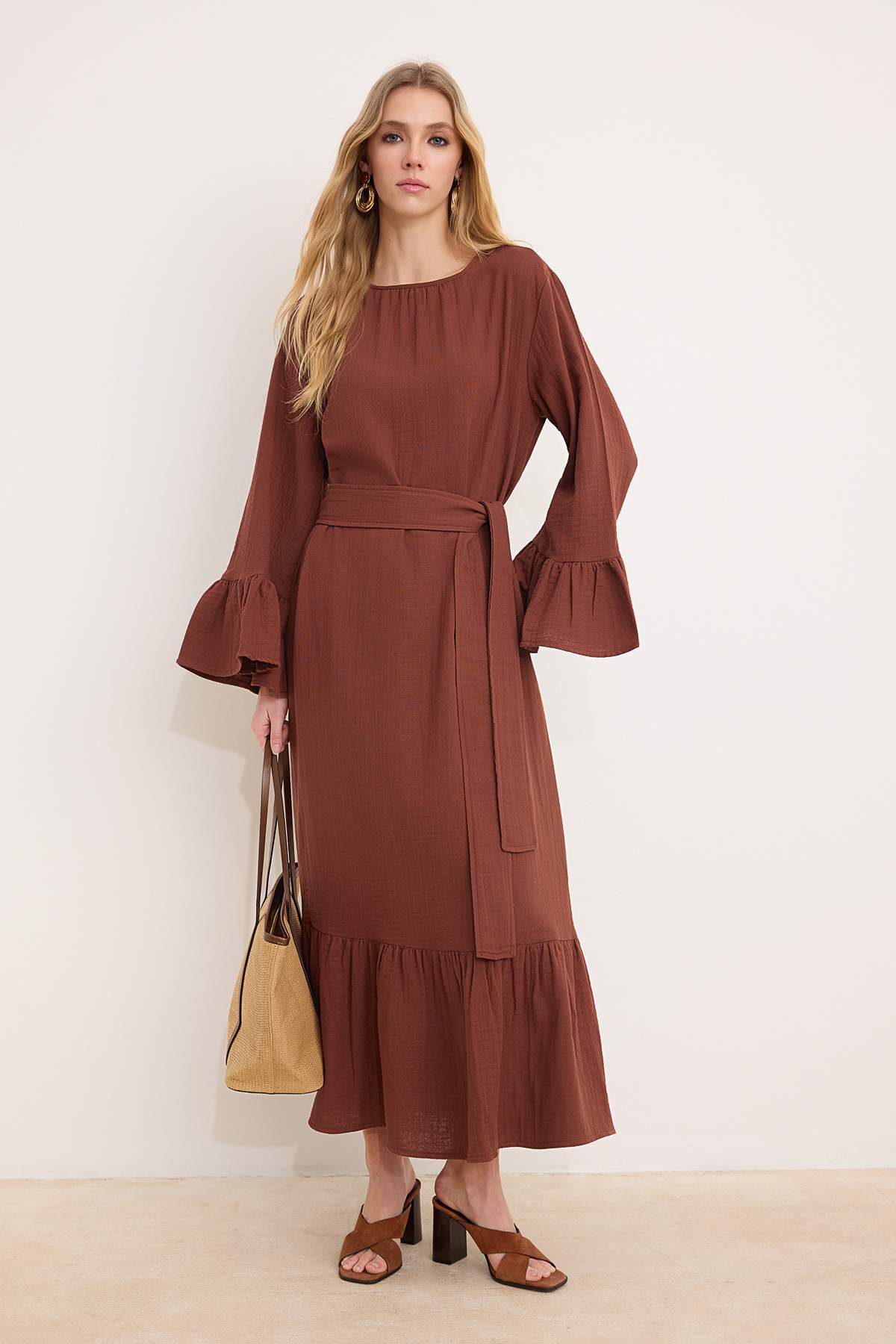 Trendyol Modest Barna, bélés nélküli, sima szövésű muszlin hidzsáb ruha TCTSS...