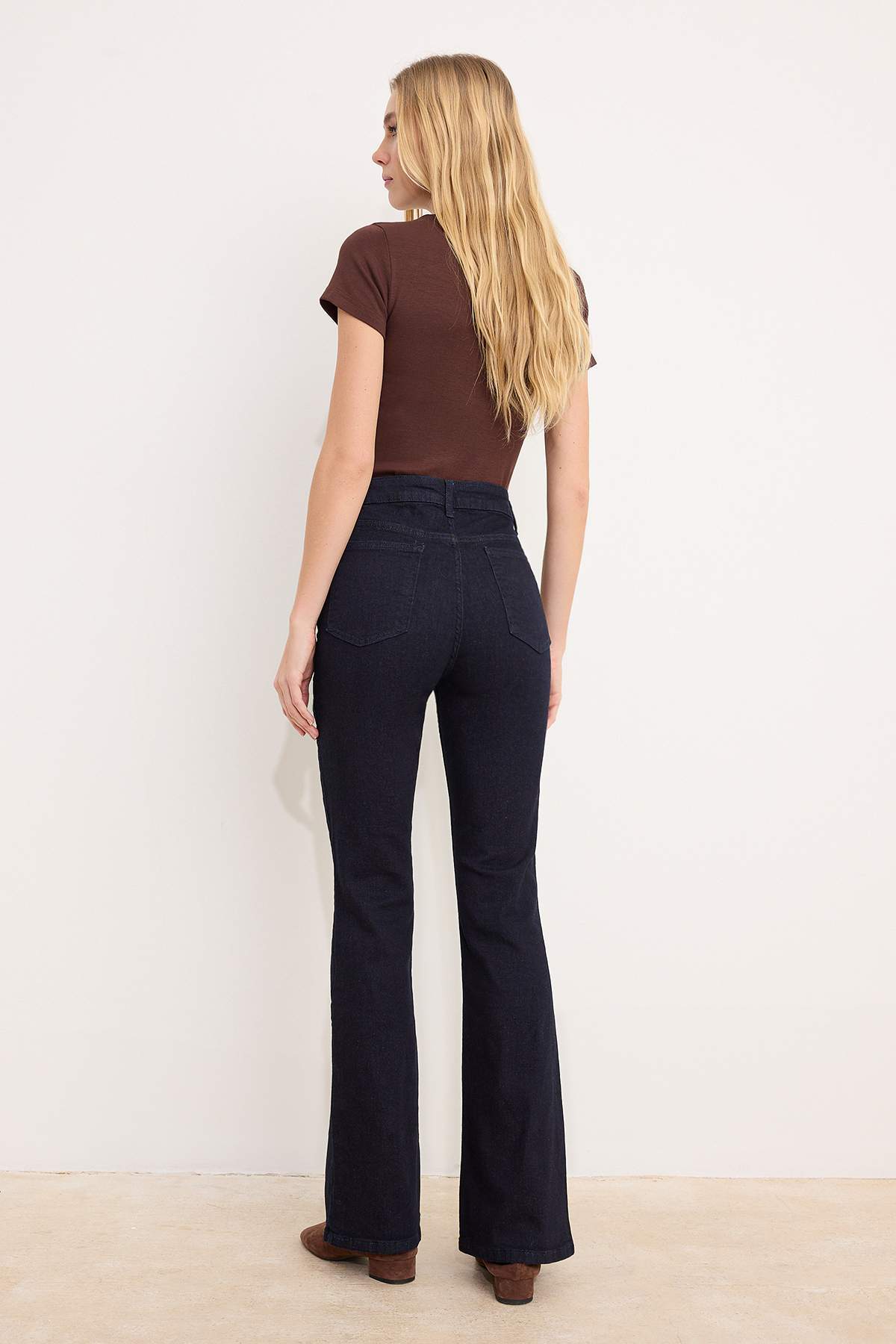 Trendyolmilla  Koyu Mavi Raw Yüksek Bel Orta Esnek Flare Uzun Boy Jeans TWOSS26JE00105 - Görsel 8