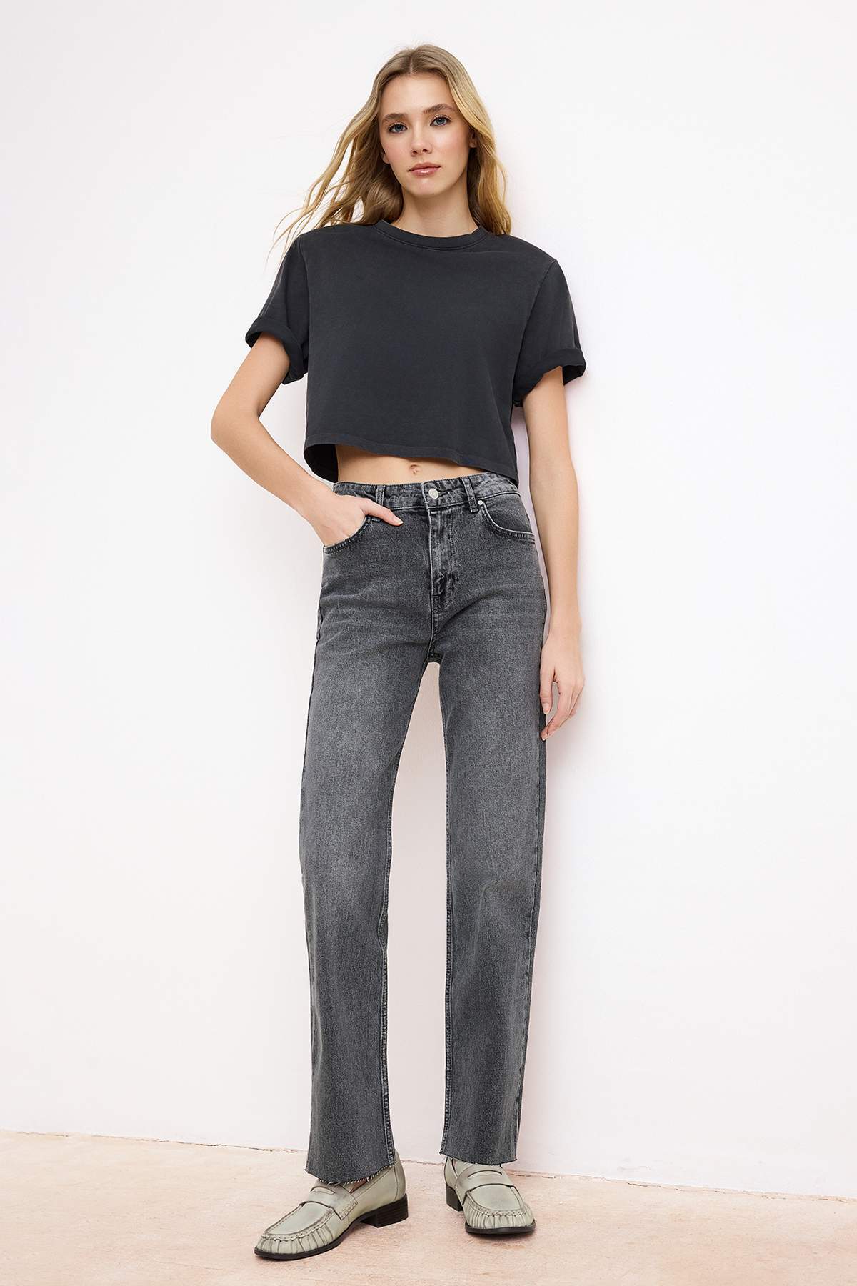 Trendyolmilla  Siyah Kesik Paça Yüksek Bel Az Esnek Straight Düz Kesim Jeans TWOSS26JE00094