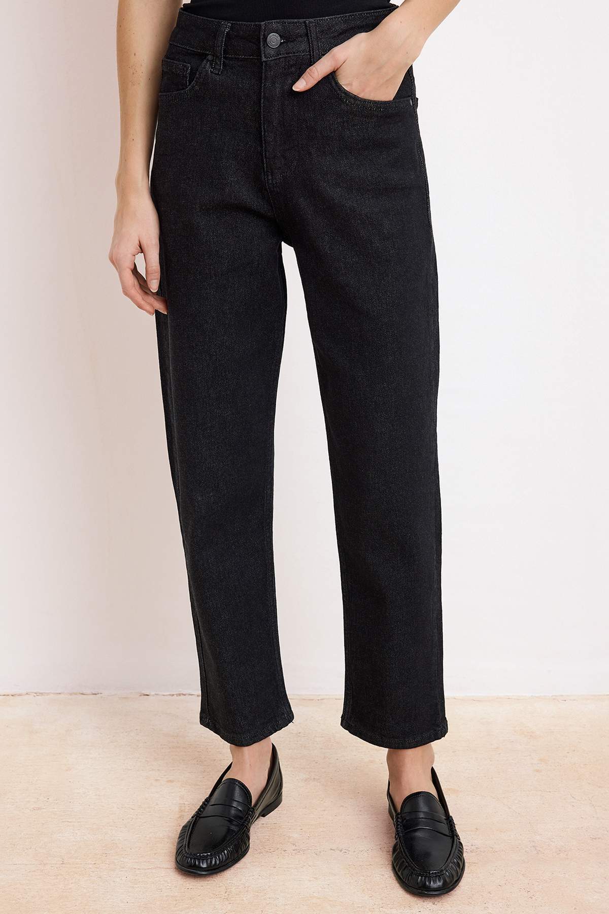 Trendyolmilla  Koyu Mavi Yüksek Bel Orta Esnek Mom Bilek Boy Jeans TWOSS26JE00110 - Görsel 3