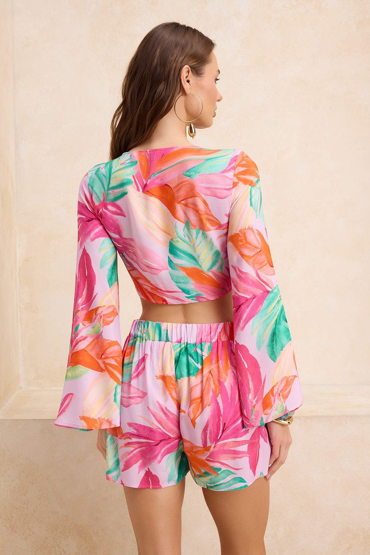 Trendyolmilla  Tropikal Desenli Dokuma Bağlama Detaylı Plaj Bluz Şort Takım TBESS26AU00008 - Görsel 4