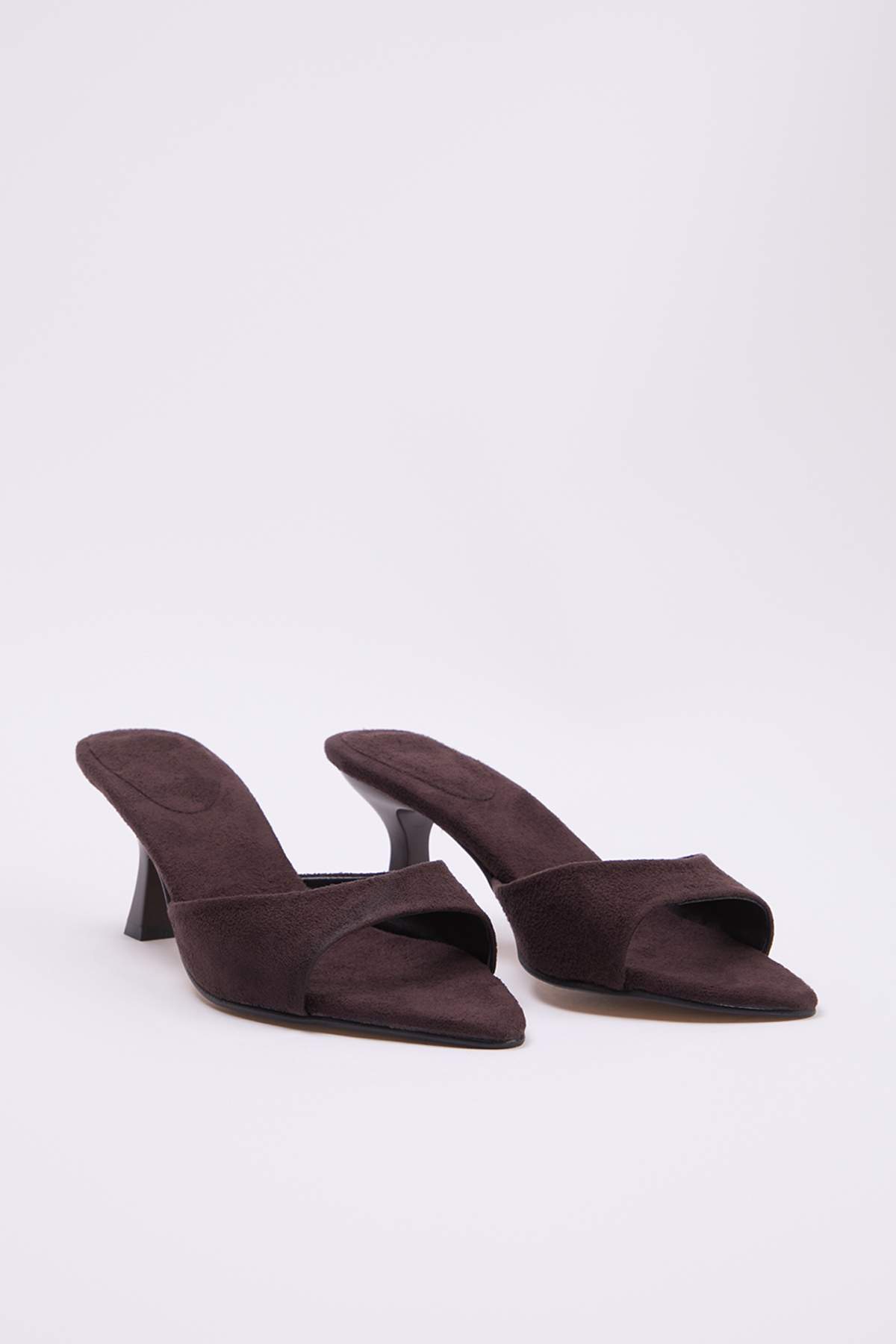 TRENDYOL SHOES Braune Wildleder-Hausschuhe mit spitzer Zehenpartie und Kitten...