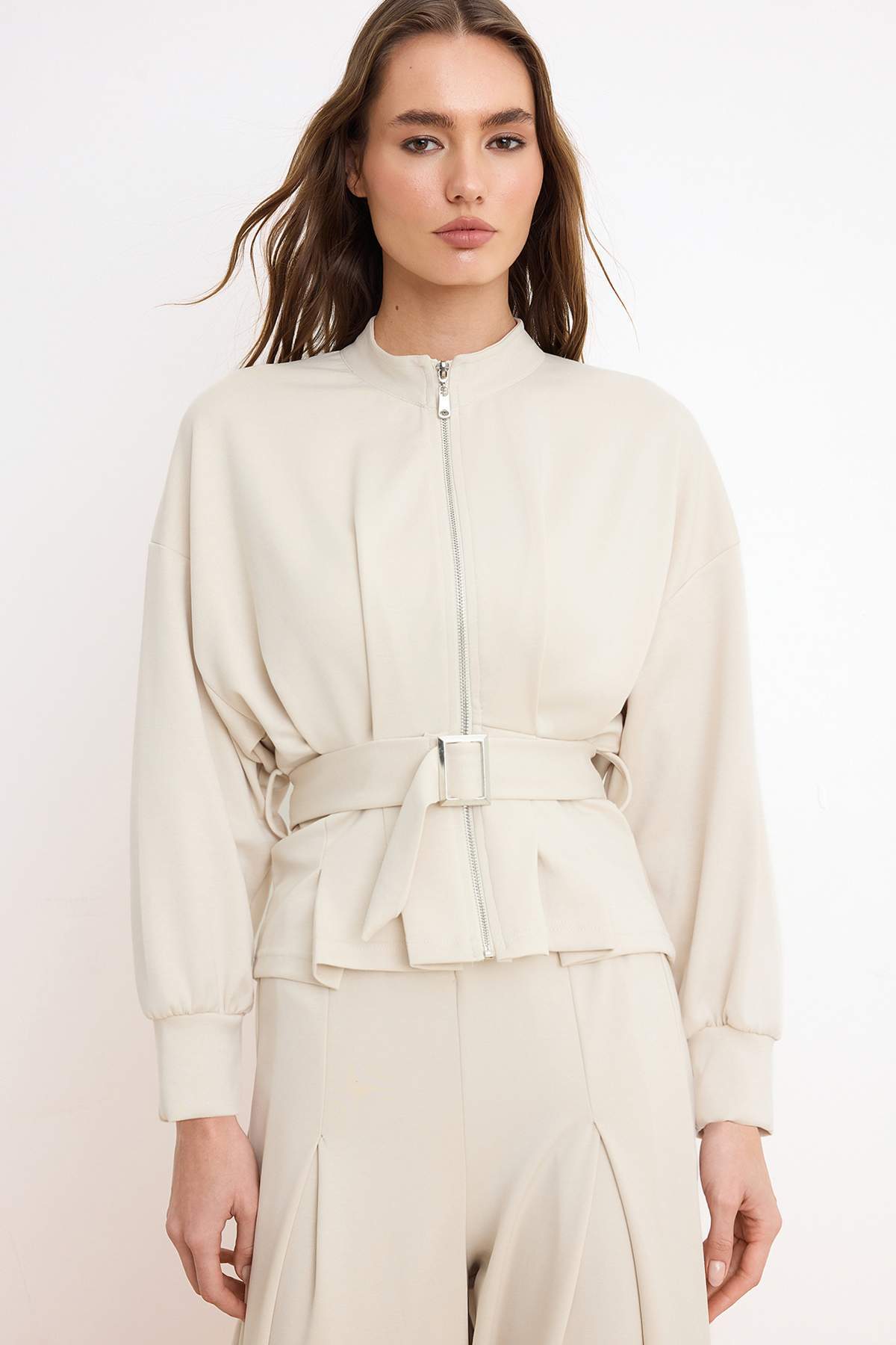 Trendyolmilla  Taş Regular Fermuarlı Kemerli Geniş Paça Soft Touch Örme Alt-Üst Takım TWOSS26AU00059 - Görsel 3