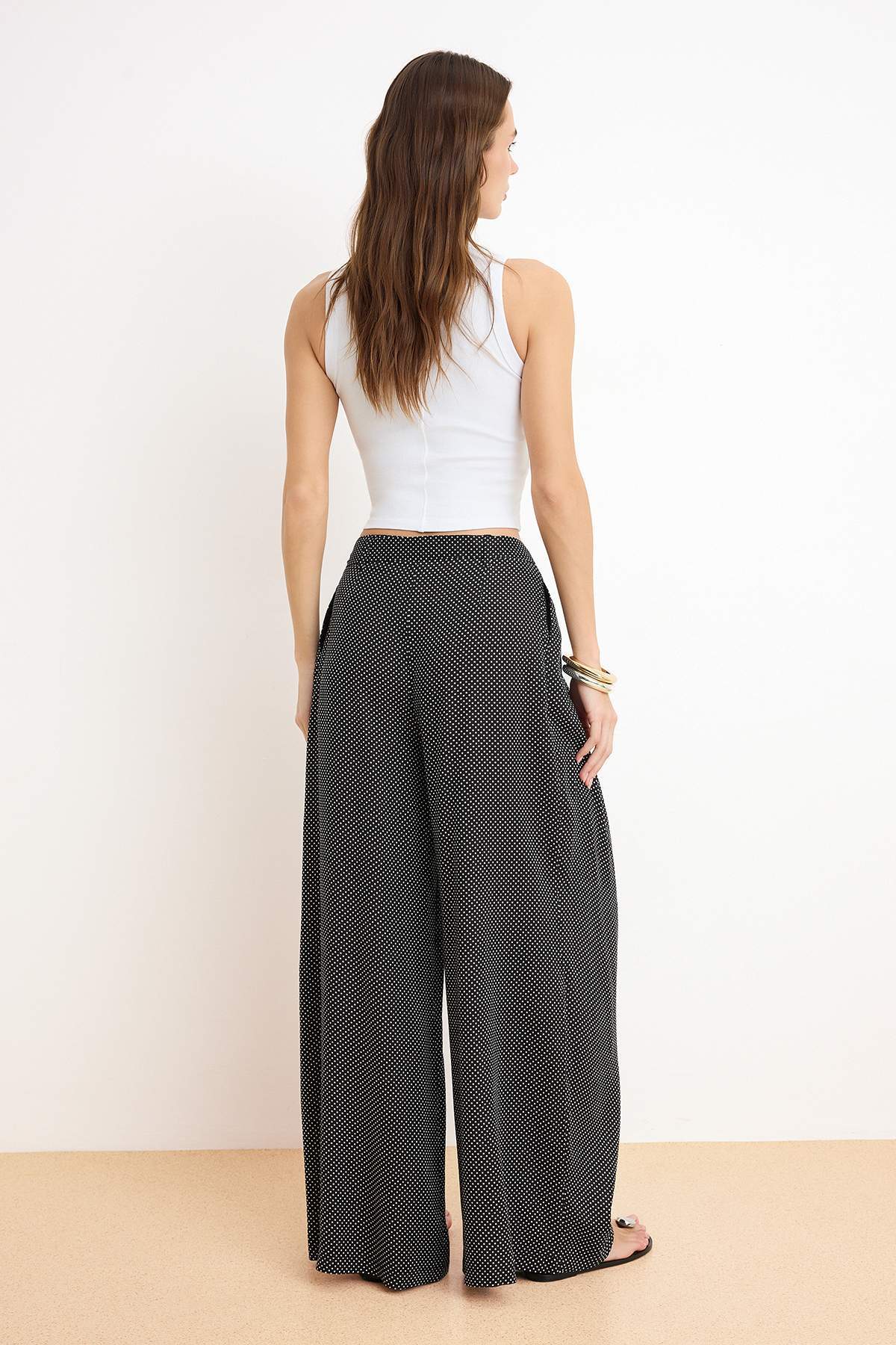 Trendyolmilla  Siyah Puantiyeli Viskon Rahat Bol Kesim Wide Leg/Geniş Paça Pantolon TWOSS26PL00056 - Görsel 4