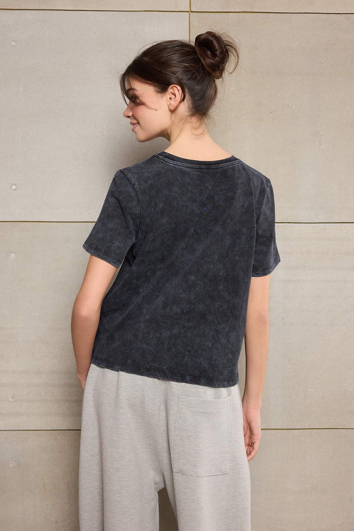 Trendyolmilla  Teen Antrasit Slogan Regular Kalıp Eskitme/Soluk Efektli Tok %100 Pamuk Örme T-Shirt TWOSS26TS00015 - Görsel 5