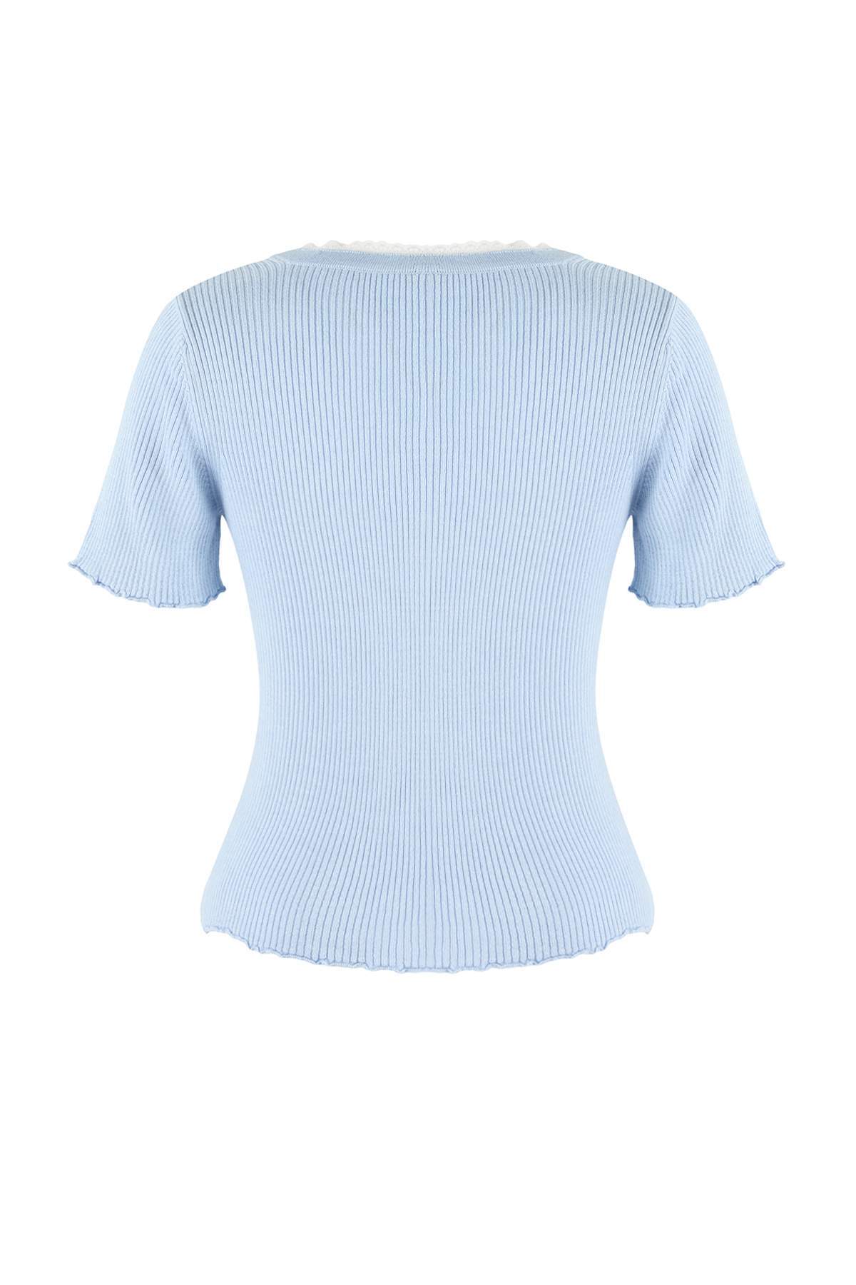 Trendyolmilla  Bebe Mavisi V Yaka Dantel Detaylı Renk Bloklu Fitted İnce Triko Bluz TWOSS26BZ00292 - Görsel 6