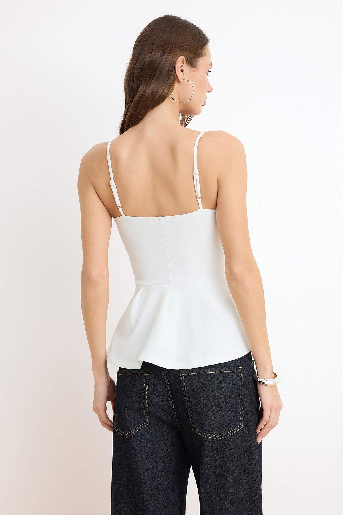 Trendyolmilla  Ekru Peplum Kare Yaka İnce Askılı Kolsuz Scuba Krep Örme Bluz TWOSS26BZ00024 - Görsel 4