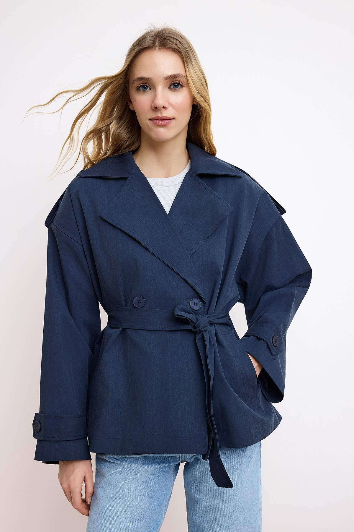 Trendyolmilla Lacivert Yumuşak Tuşeli Kemerli Oversize Kruvaze Kapama Midi Trençkot TWOSS26TR00007