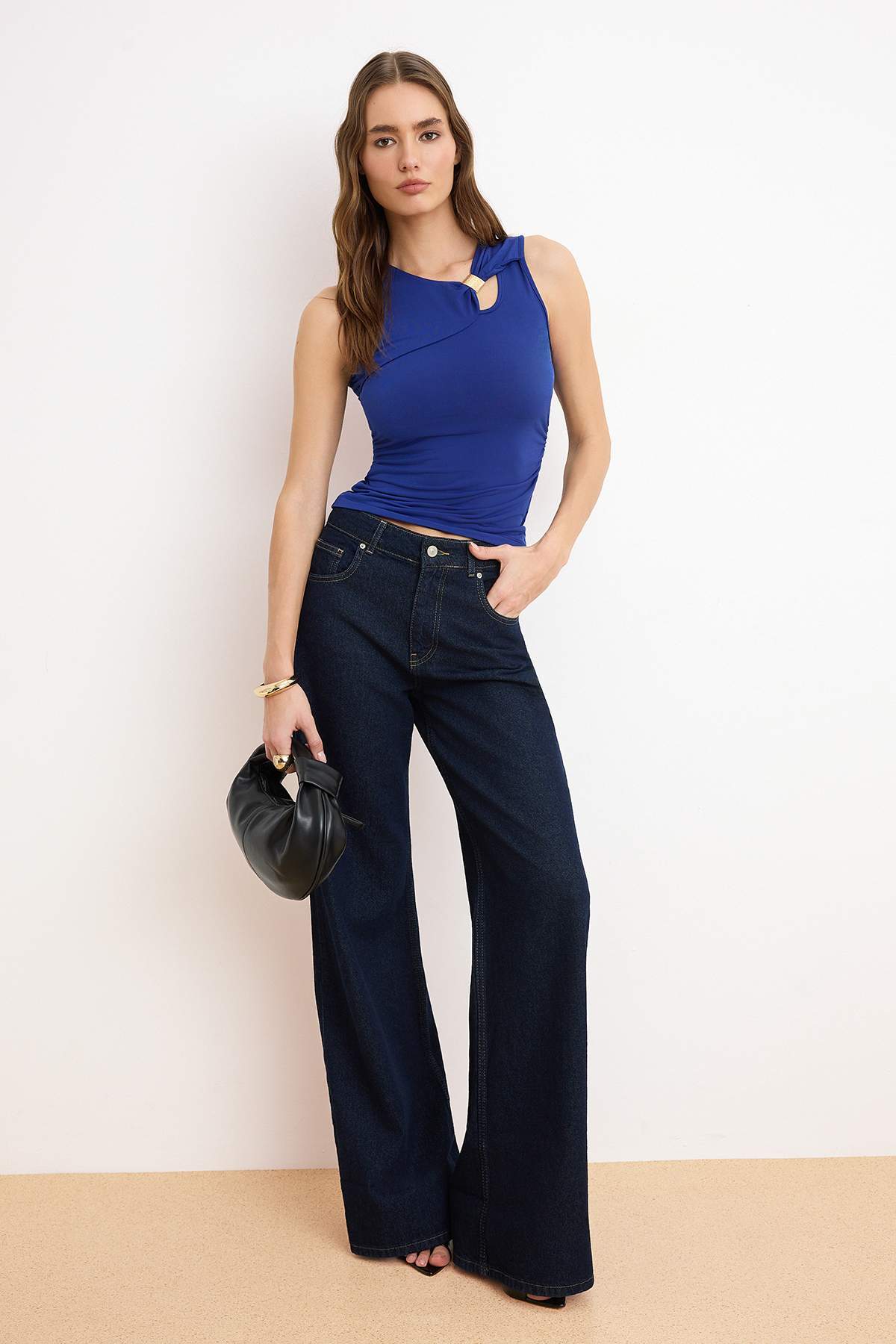 Trendyolmilla Saks Fitted/Vücuda Oturan Cut Out Detaylı Aksesuarlı Esnek Örme Bluz TWOSS25BZ00402
