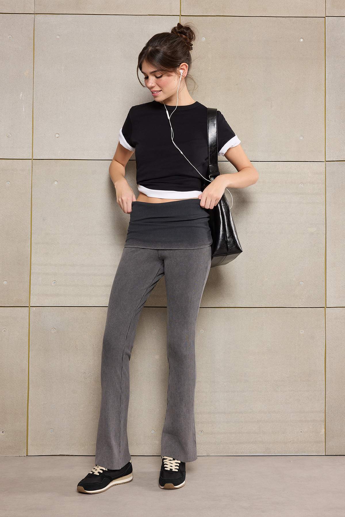 Trendyolmilla  Teen Antrasit Flare/İspanyol Paça Yıkamalı Normal Bel Uzun Fitilli Örme Pantolon TWOSS26PL00004