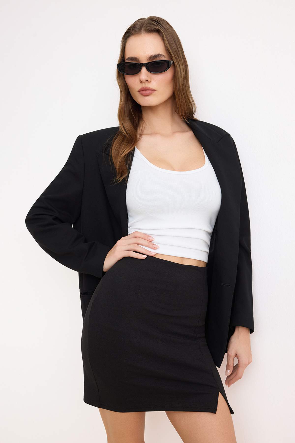 Trendyolmilla  Siyah Düz Kalem Yırtmaçlı Normal Bel Mini İnterlok Örme Etek TWOSS26ET00064 - Görsel 3