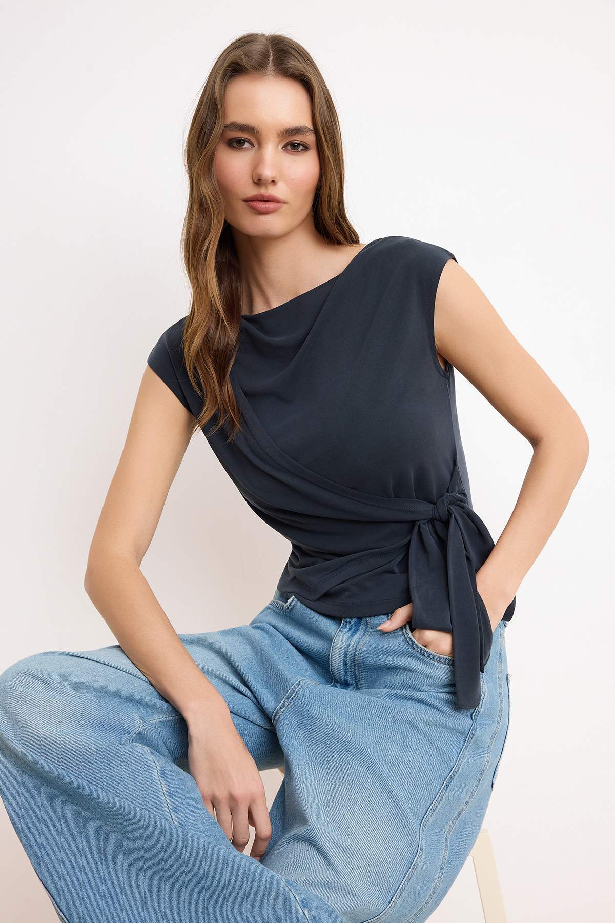 Trendyolmilla  More Sustaniable Antrasit Fitted Kruvaze Kayık Yaka Bağlama Detaylı Modal Örme Bluz TWOSS26BZ00275 - Görsel 2