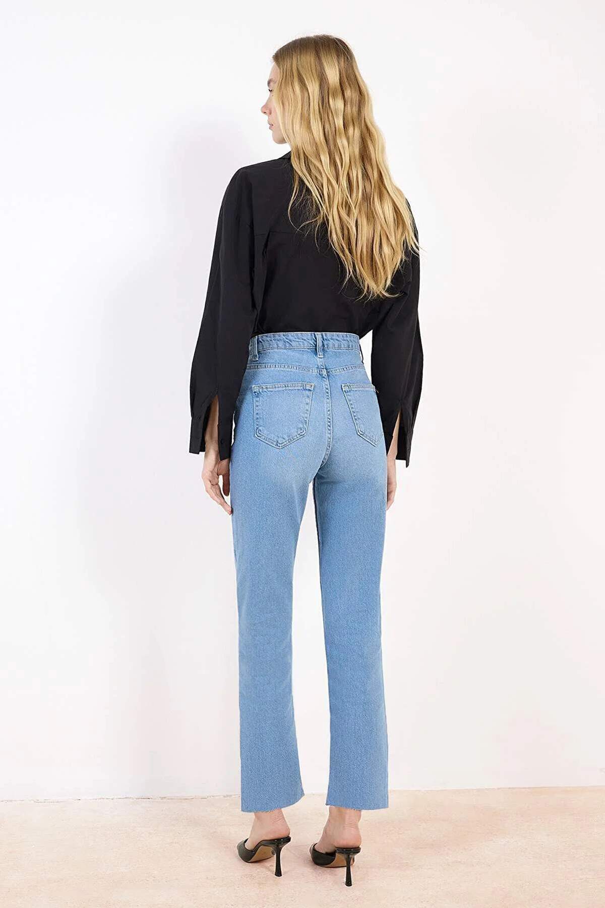 Trendyolmilla  Mavi Kesik Paça Yüksek Bel Az Esnek Mom Jeans TWOSS26JE00108 - Görsel 4