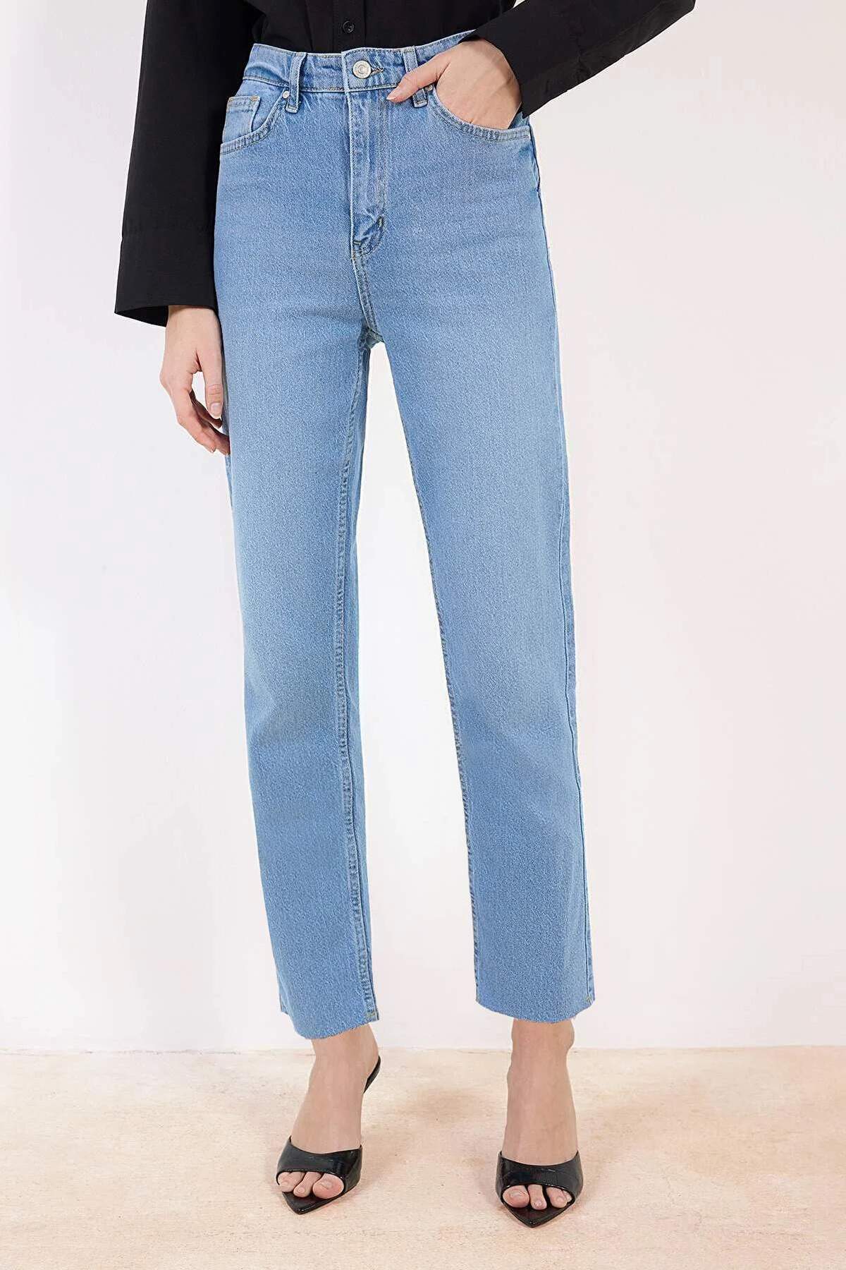 Trendyolmilla  Mavi Kesik Paça Yüksek Bel Az Esnek Mom Jeans TWOSS26JE00108