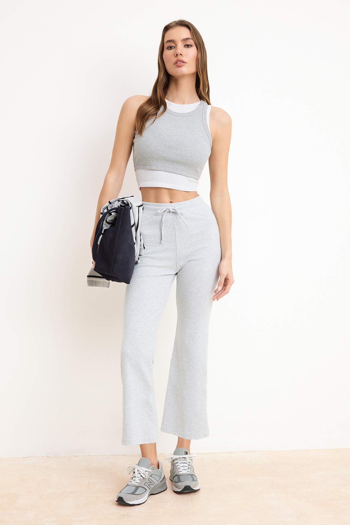 Trendyolmilla Gri Melanj Wide Leg/Geniş Paça Normal Bel Kısa Pamuk Ribana Örme Pantolon TWOSS26PL00066