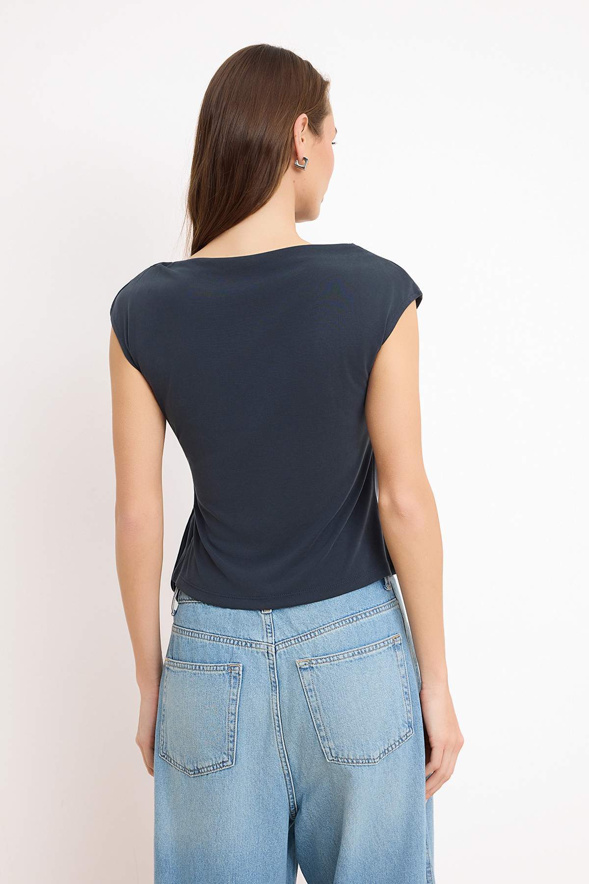 Trendyolmilla  More Sustaniable Antrasit Fitted Kruvaze Kayık Yaka Bağlama Detaylı Modal Örme Bluz TWOSS26BZ00275 - Görsel 4