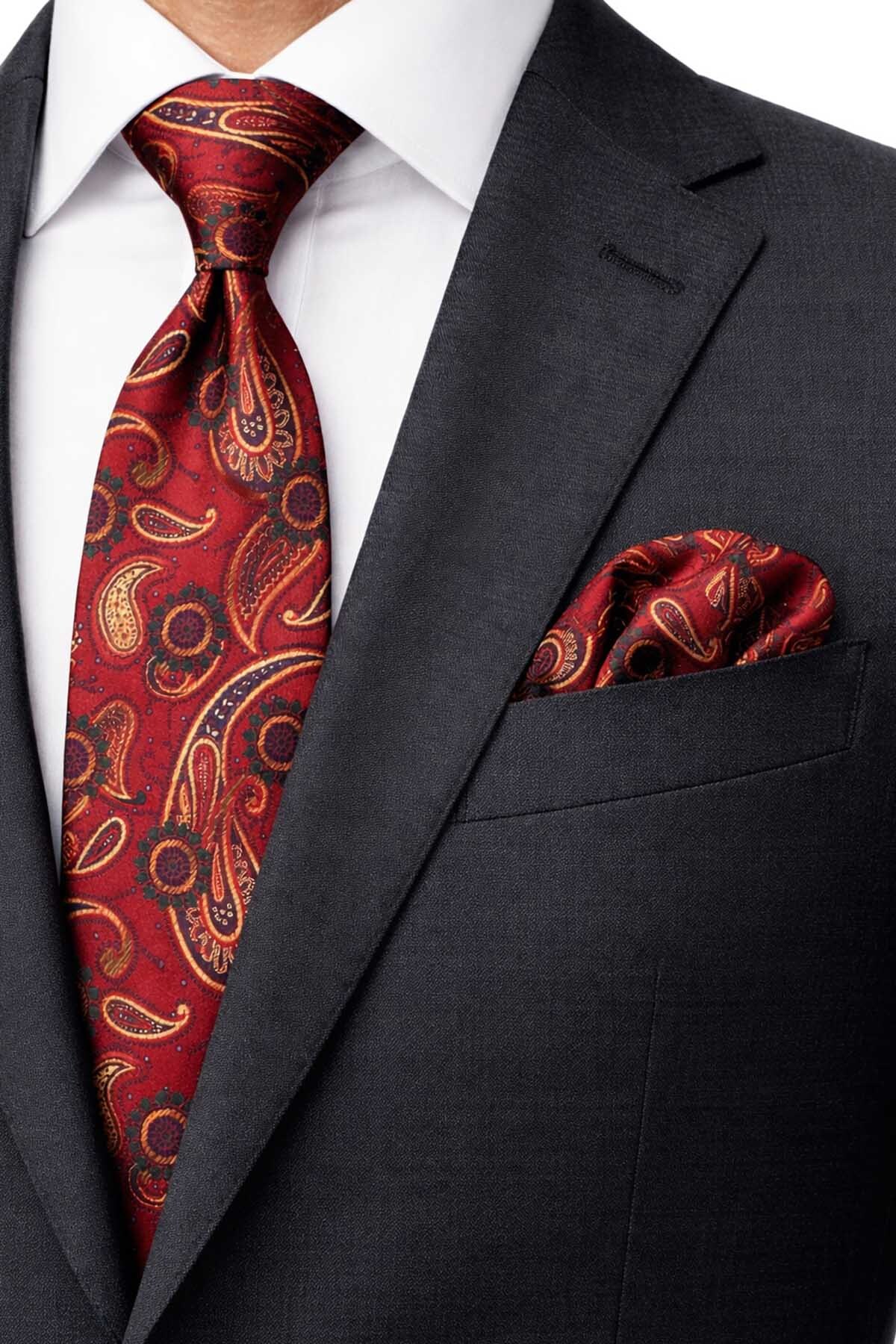  کراوات کلاسیک طرح‌دار زرشکی طرح بته‌جقه با دستمال جیبی KK13119