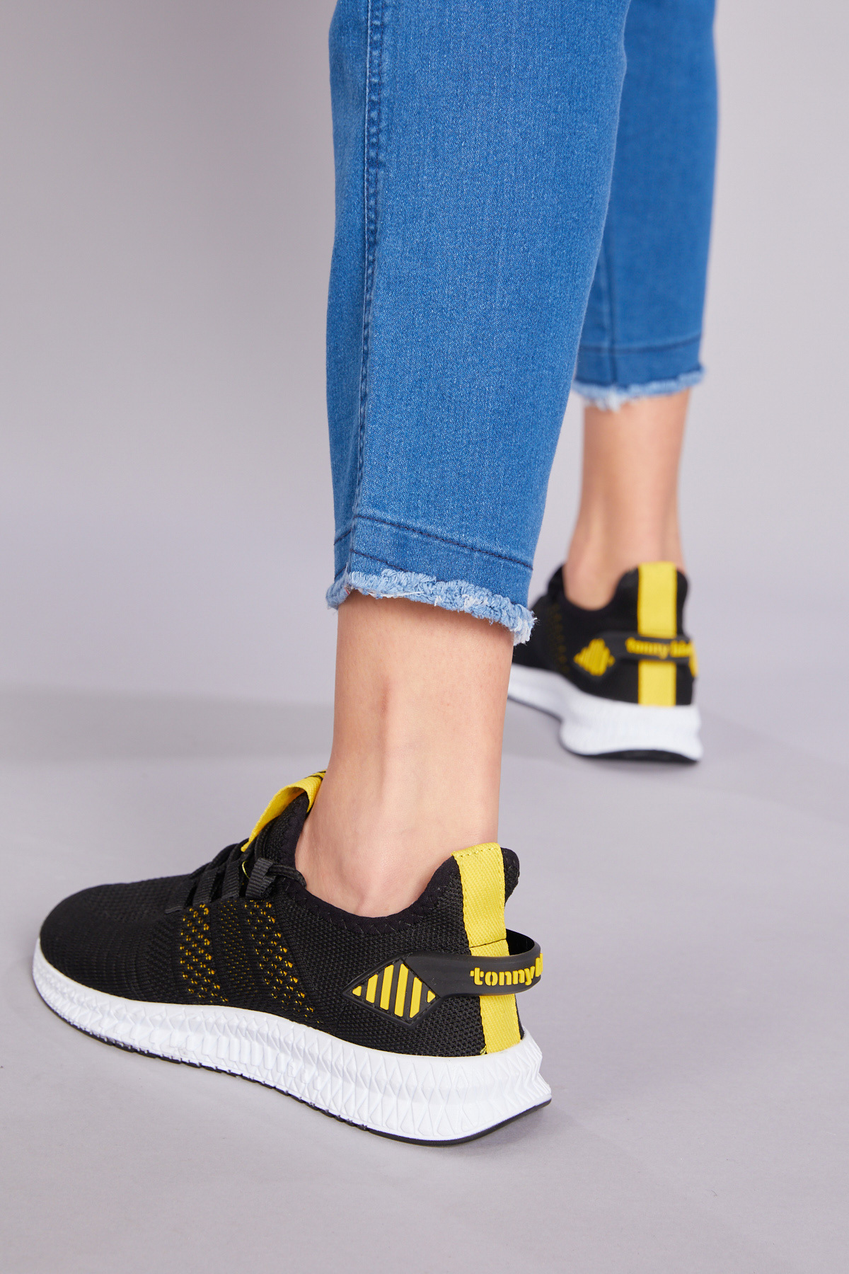 Tonny Black Unisex Siyah Sarı Rahat Kalıp Yanı Şerit Deseli Bağcıklı Spor Ayakkabı görsel 3