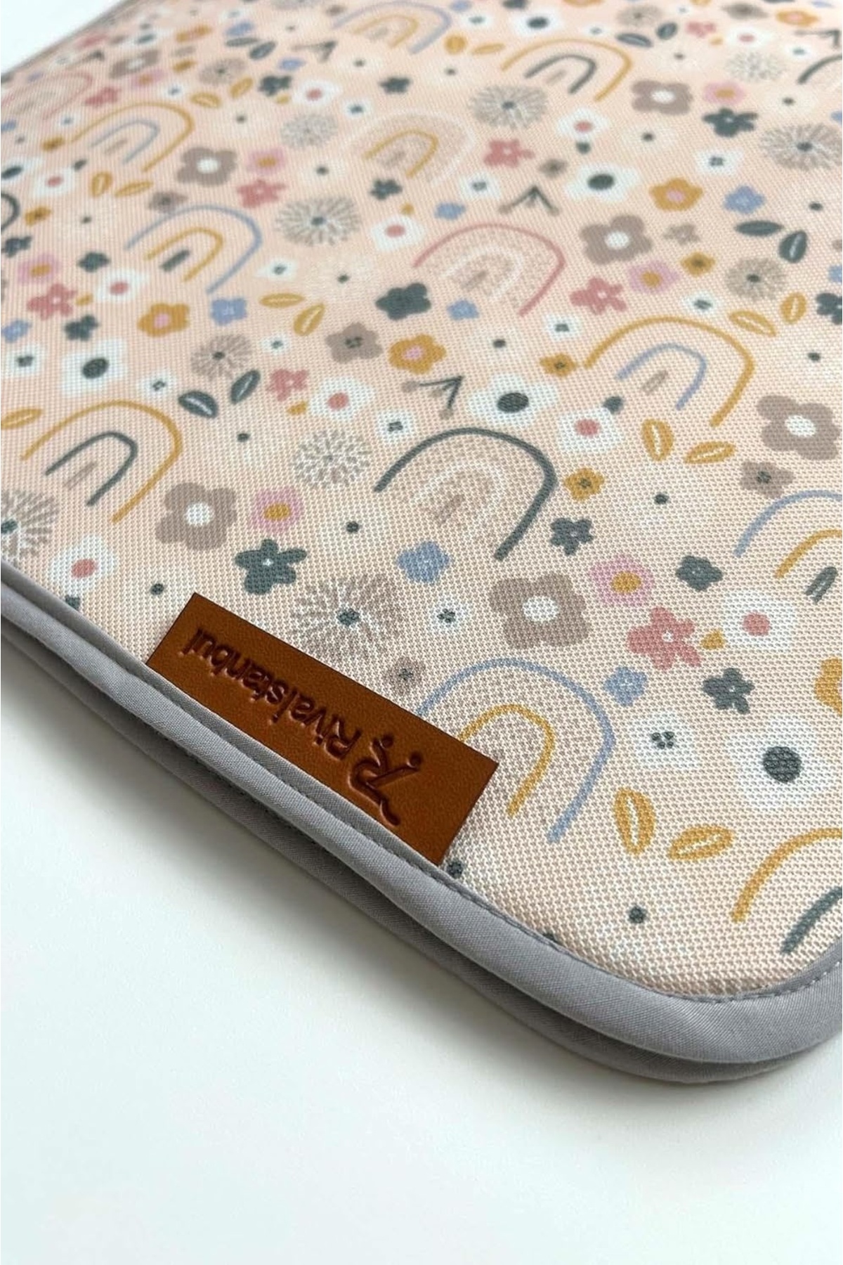 Hype Store Gökkuşağı Desenli Yenidoğan Alt Açma Değiştirme Pedi Minderi Örtüsü fotoğrafı 3 (önizleme)