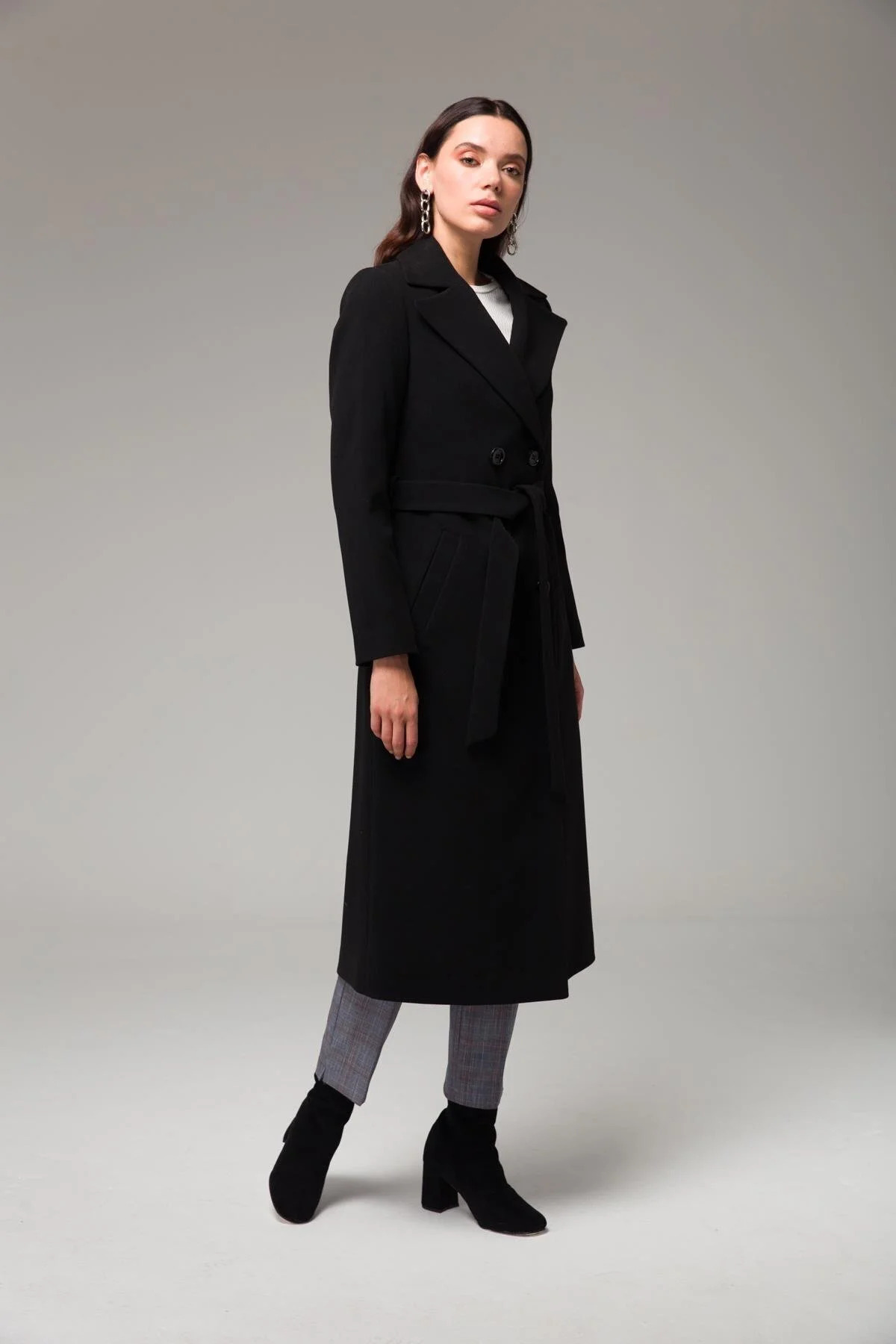 Concept. Płaszcz średniej długości wiązany w talii, dwurzędowy, czarny 3754