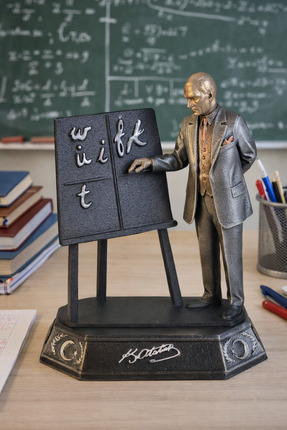 AF SANART Atatürk Latin Harflerini Öğretirken dekoratif Biblo Heykel