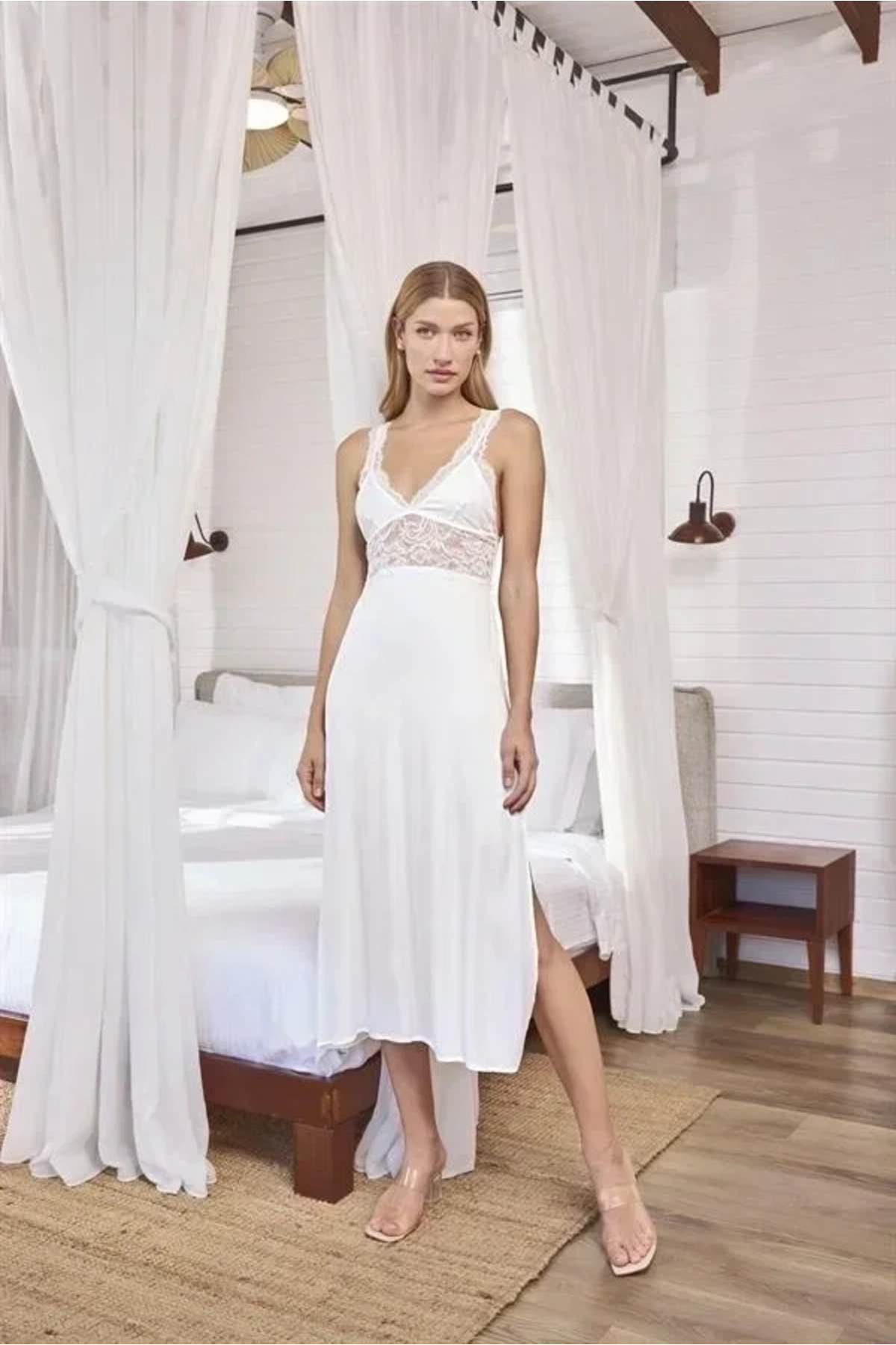 AMORA SECRET ÖZEL TASARIM GÖĞÜS VE SIRT DEKOLTELİ DANTELLİ VE YIRTMAÇLI SATEN GECELİK