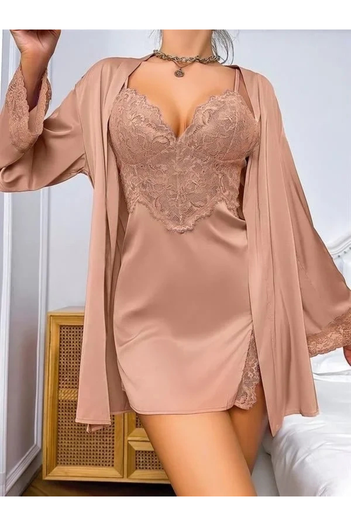 AMORA SECRET ÖZEL TASARIM ÖZEL TASARIM DANTEL İŞLEMELİ ŞIK GÖĞÜS DEKOLTELİ SABAHLIKLI 2'Lİ SATEN GECELİK TAKIMI