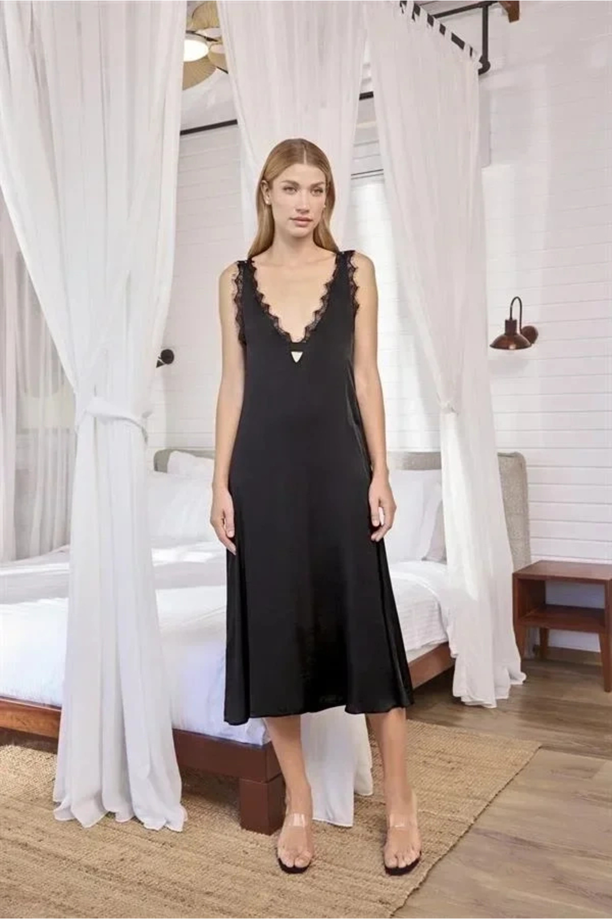 AMORA SECRET ÖZEL TASARIM GÖĞÜS VE SIRT DEKOLTELİ DANTELLİ SATEN GECELİK