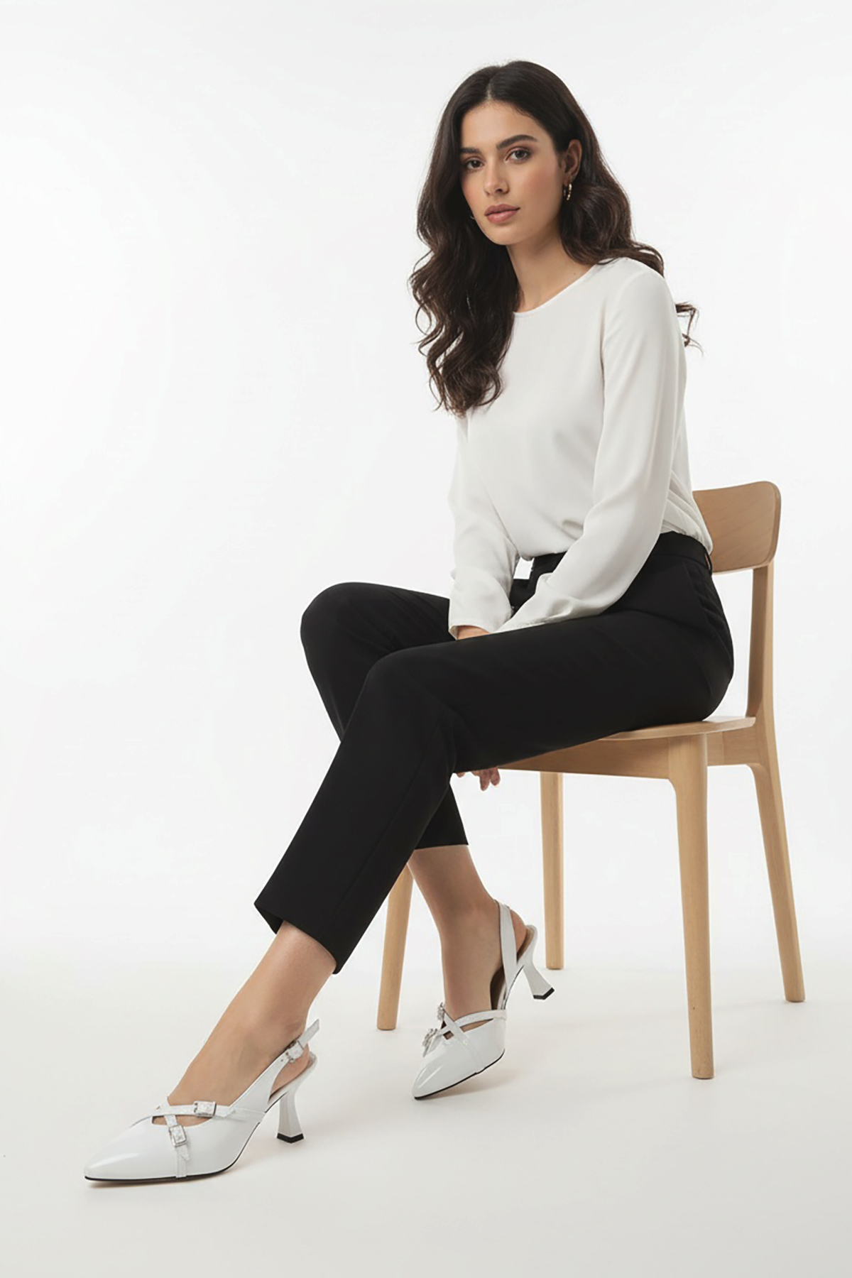 ELMANDO  Beyaz rugan tokalı arkası açık klasik topuklu kadın ayakkabı - Görsel 3