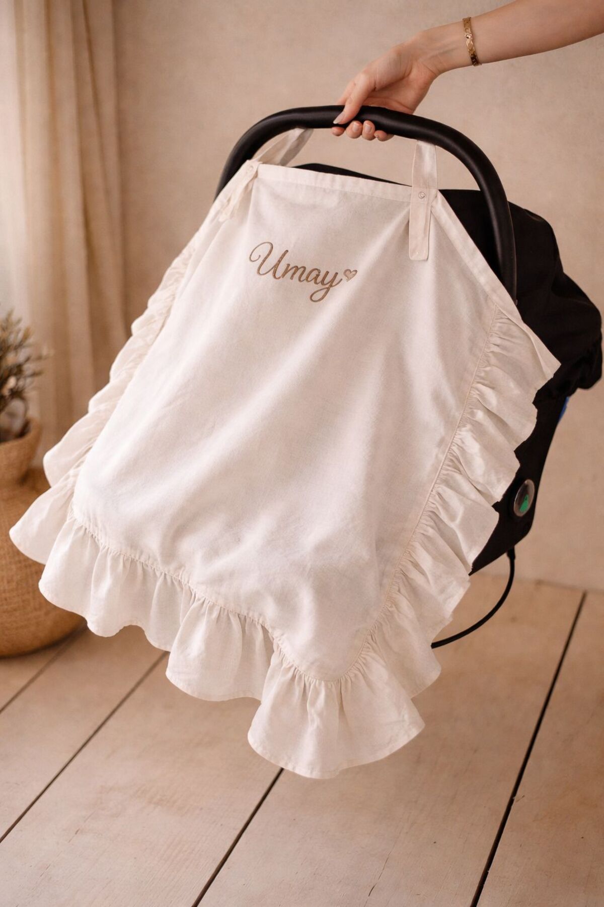 JUNİPERUS Kişiye Özel İsim Nakışlı Fırfırlı Keten Çok Amaçlı Emzirme Örtüsü Puset Örtüsü Oeko-tex Sertifikalı fotoğrafı 3 (önizleme)