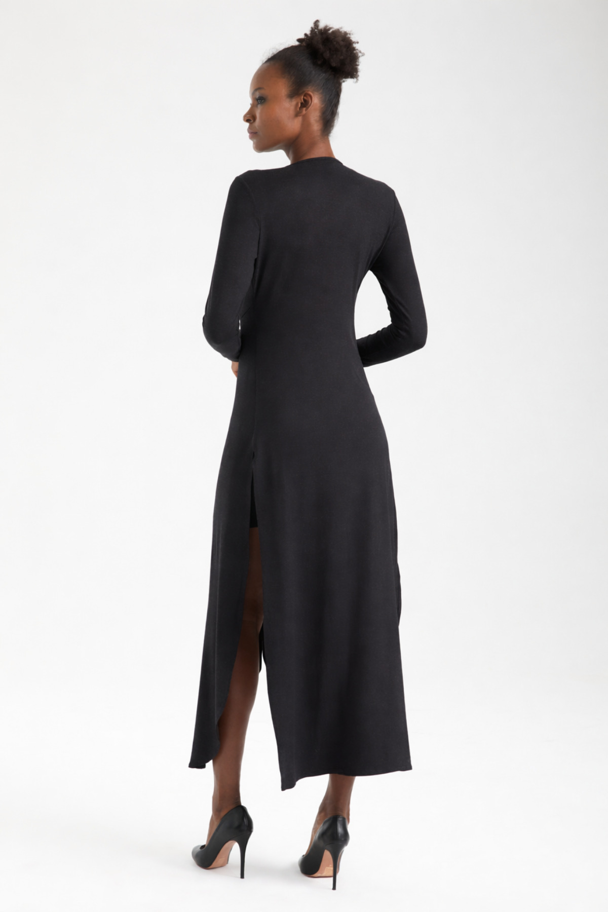 By Yaren Yazıcı  Kadın Siyah Uzun Yırtmaçlı Maxi Hırka – Bağlamalı Akışkan Form Yumuşak Doku Özel tasarım - Görsel 7