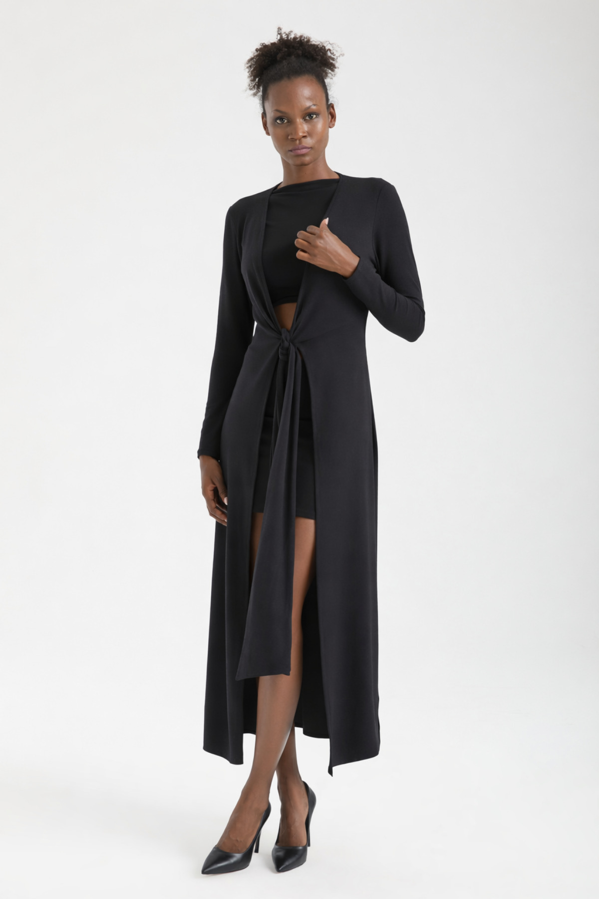 By Yaren Yazıcı  Kadın Siyah Uzun Yırtmaçlı Maxi Hırka – Bağlamalı Akışkan Form Yumuşak Doku Özel tasarım - Görsel 3